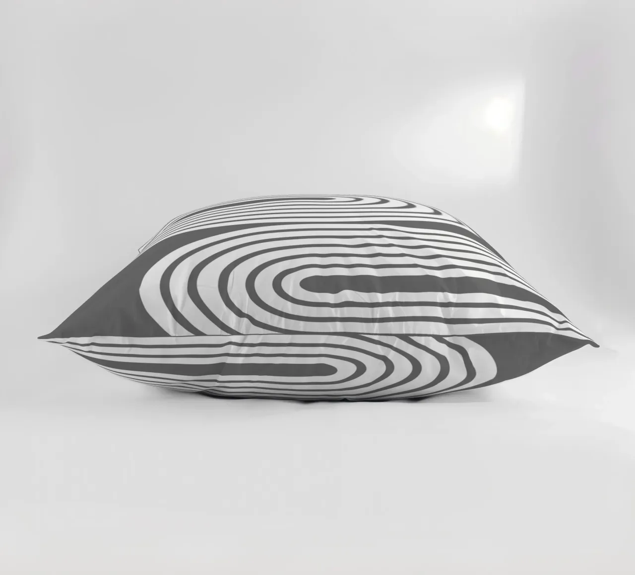 Archi geometrici minimalisti a strisce bianche su grigio scuro cuscino da Beauty in Simplicity