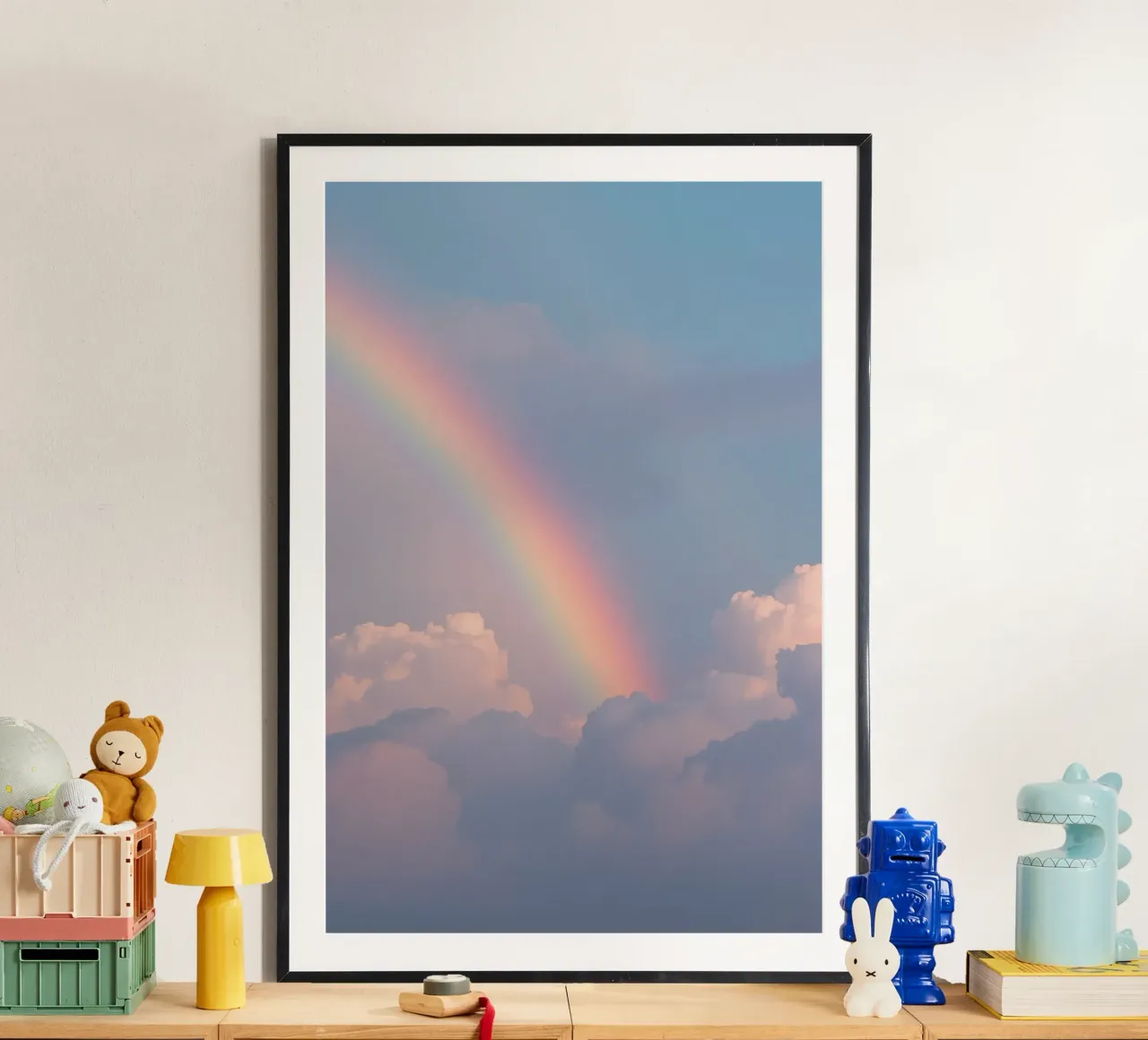 Arcobaleno sopra le nuvole rosa nel cielo blu poster con telaio in alluminio da DesignDoodle
