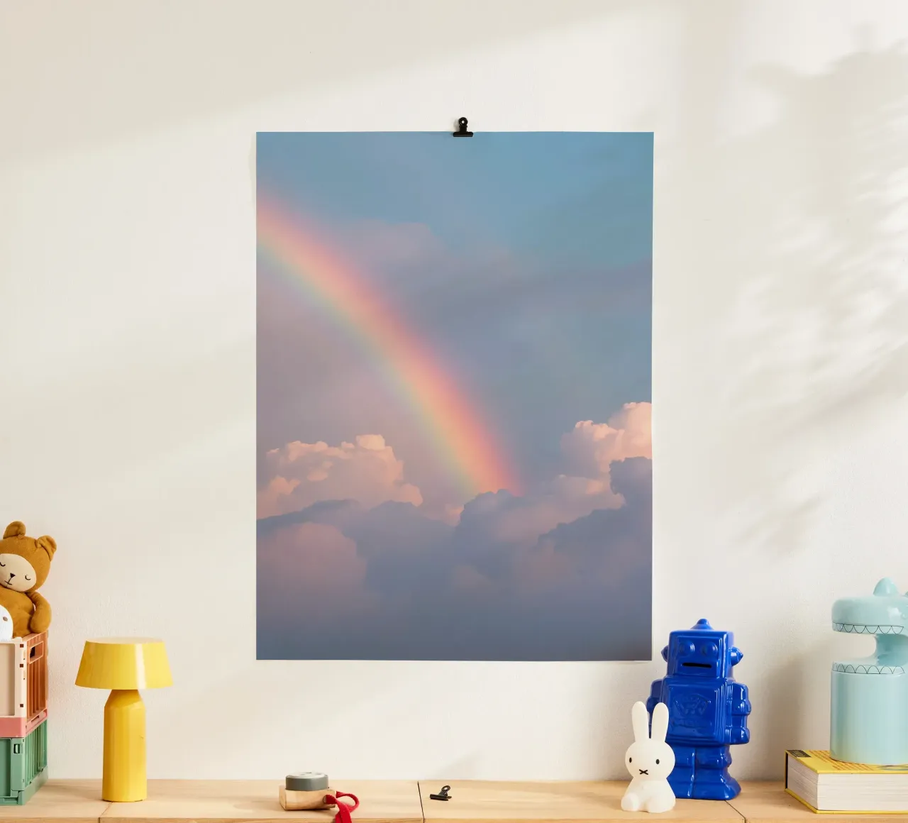 Arcobaleno sopra le nuvole rosa nel cielo blu poster con telaio in alluminio da DesignDoodle