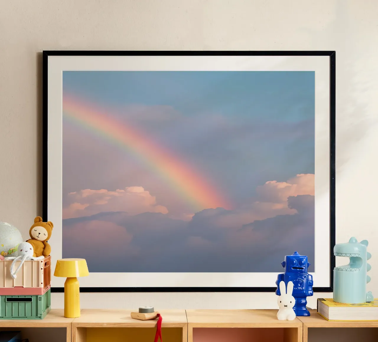 Arcobaleno sopra le nuvole rosa nel cielo blu poster con telaio in alluminio da DesignDoodle