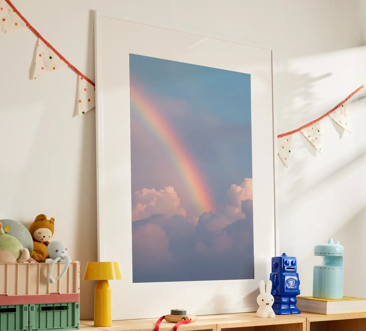 Arcobaleno sopra le nuvole rosa nel cielo blu poster con telaio in alluminio da DesignDoodle
