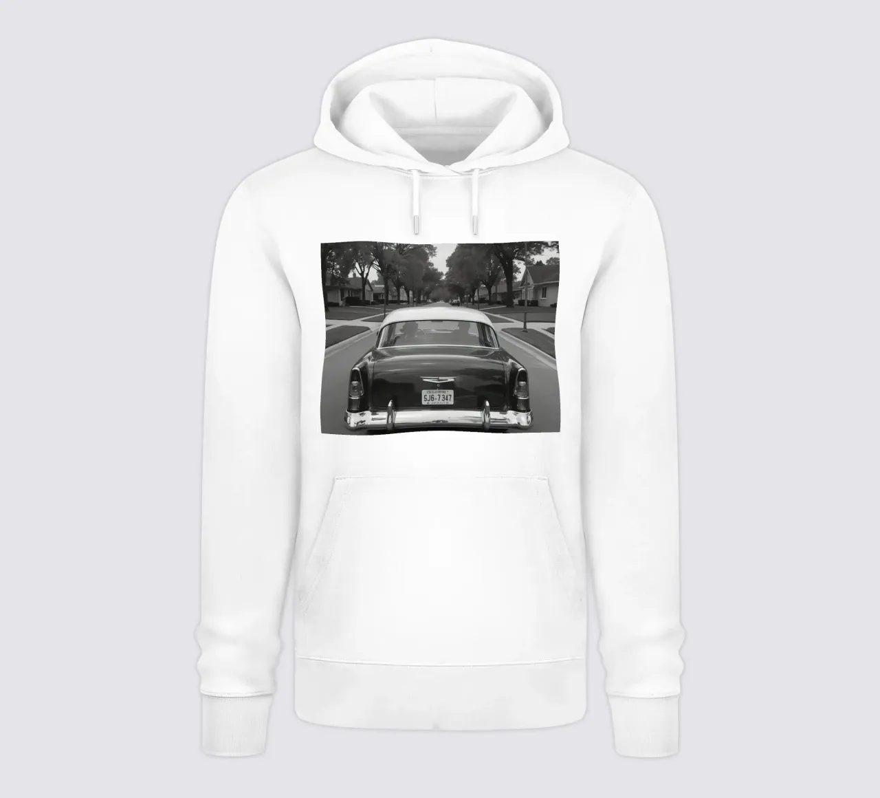 Vista posteriore di un'auto d'epoca su una strada in bianco e nero felpa con cappuccio da DesignDoodle
