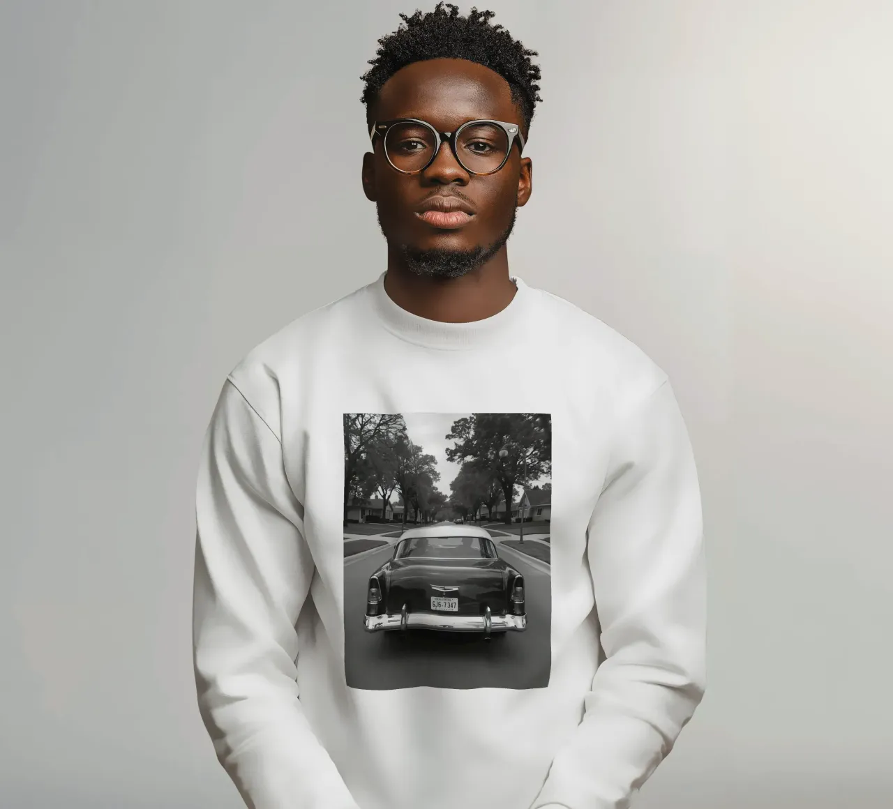 Vista posteriore di un'auto d'epoca su una strada in bianco e nero felpa da DesignDoodle