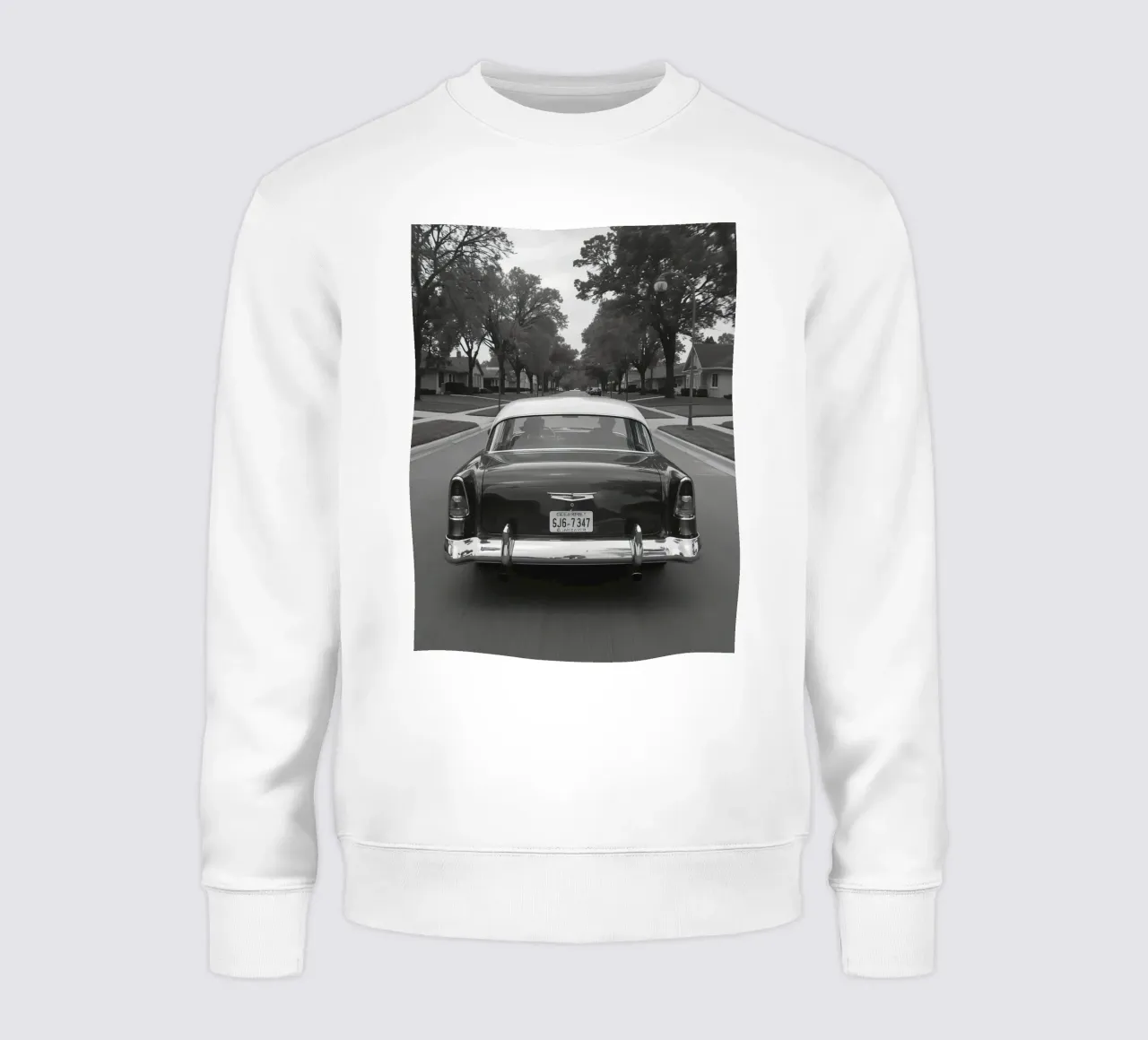 Vista posteriore di un'auto d'epoca su una strada in bianco e nero felpa da DesignDoodle