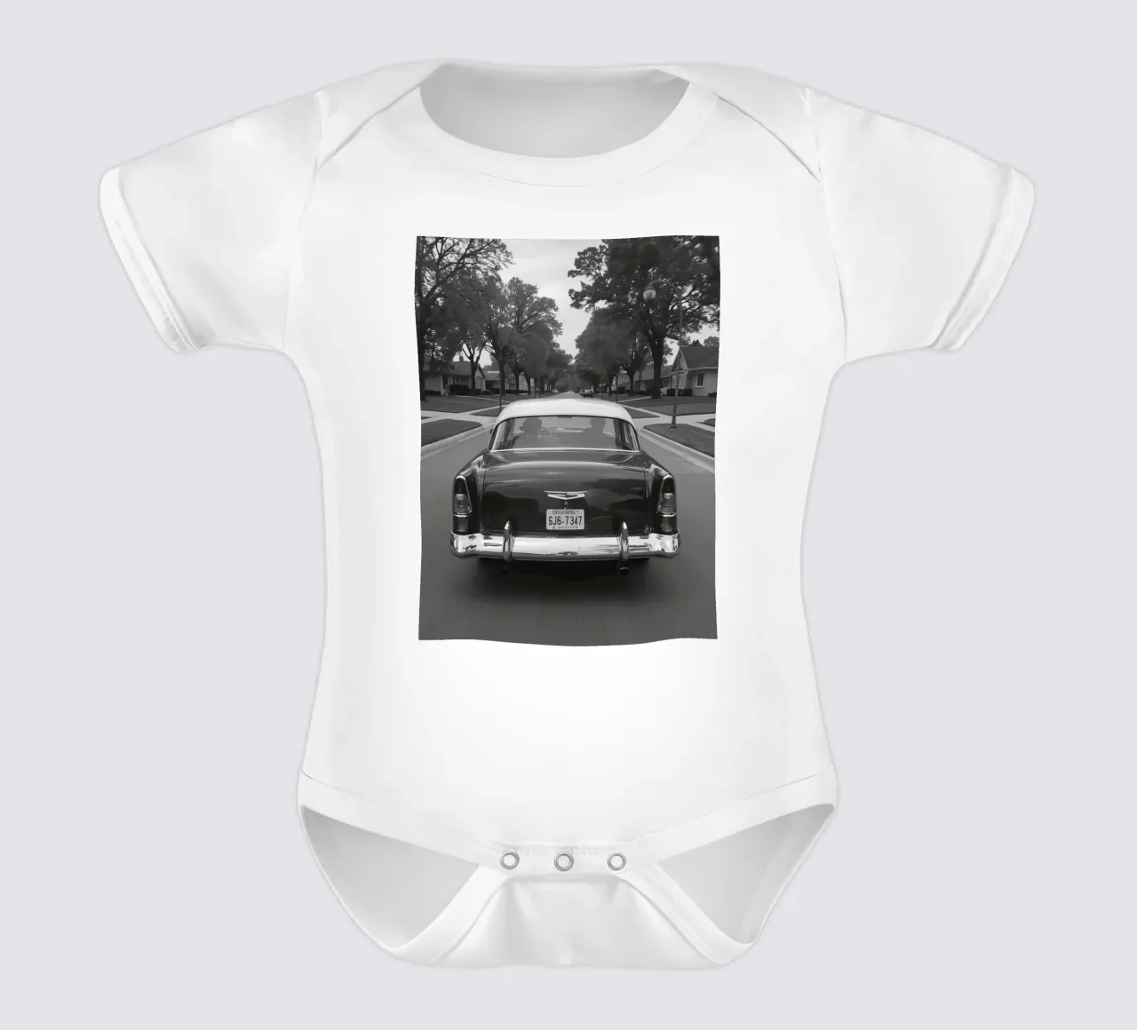 Vista posteriore di un'auto d'epoca su una strada in bianco e nero body neonato maniche corte da DesignDoodle