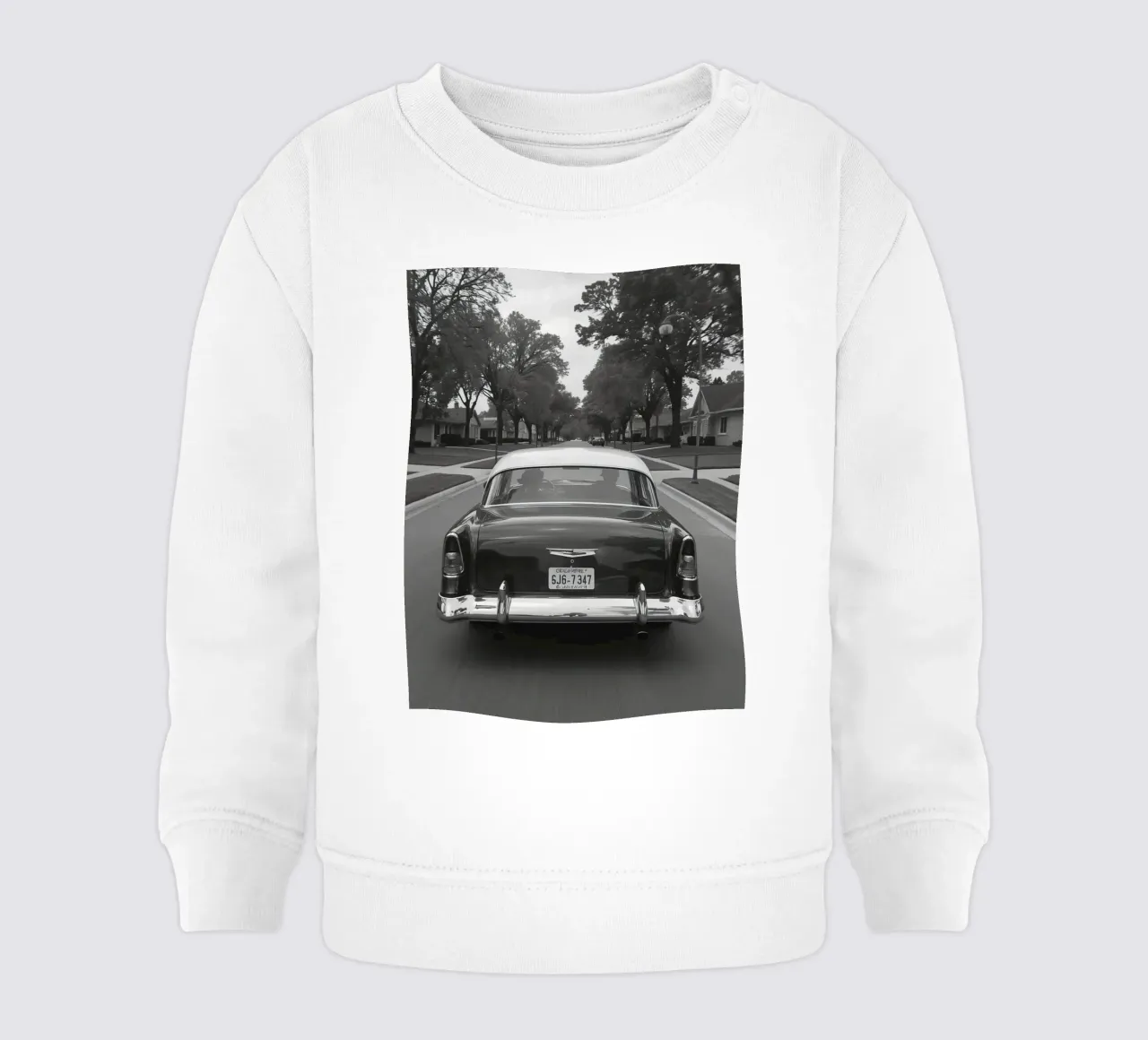 Vista posteriore di un'auto d'epoca su una strada in bianco e nero felpa neonato da DesignDoodle