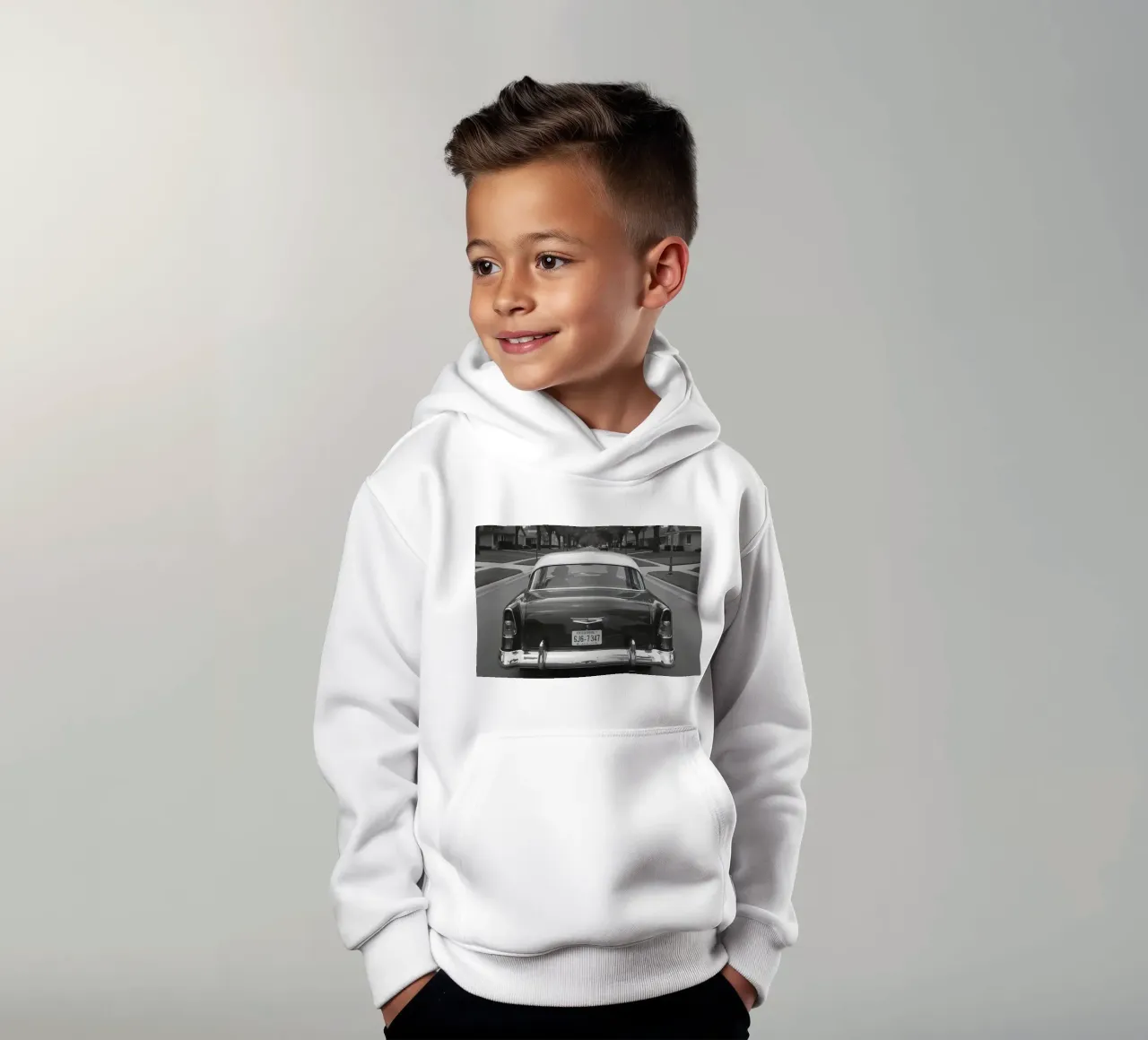 Vista posteriore di un'auto d'epoca su una strada in bianco e nero felpa bambino con cappuccio da DesignDoodle