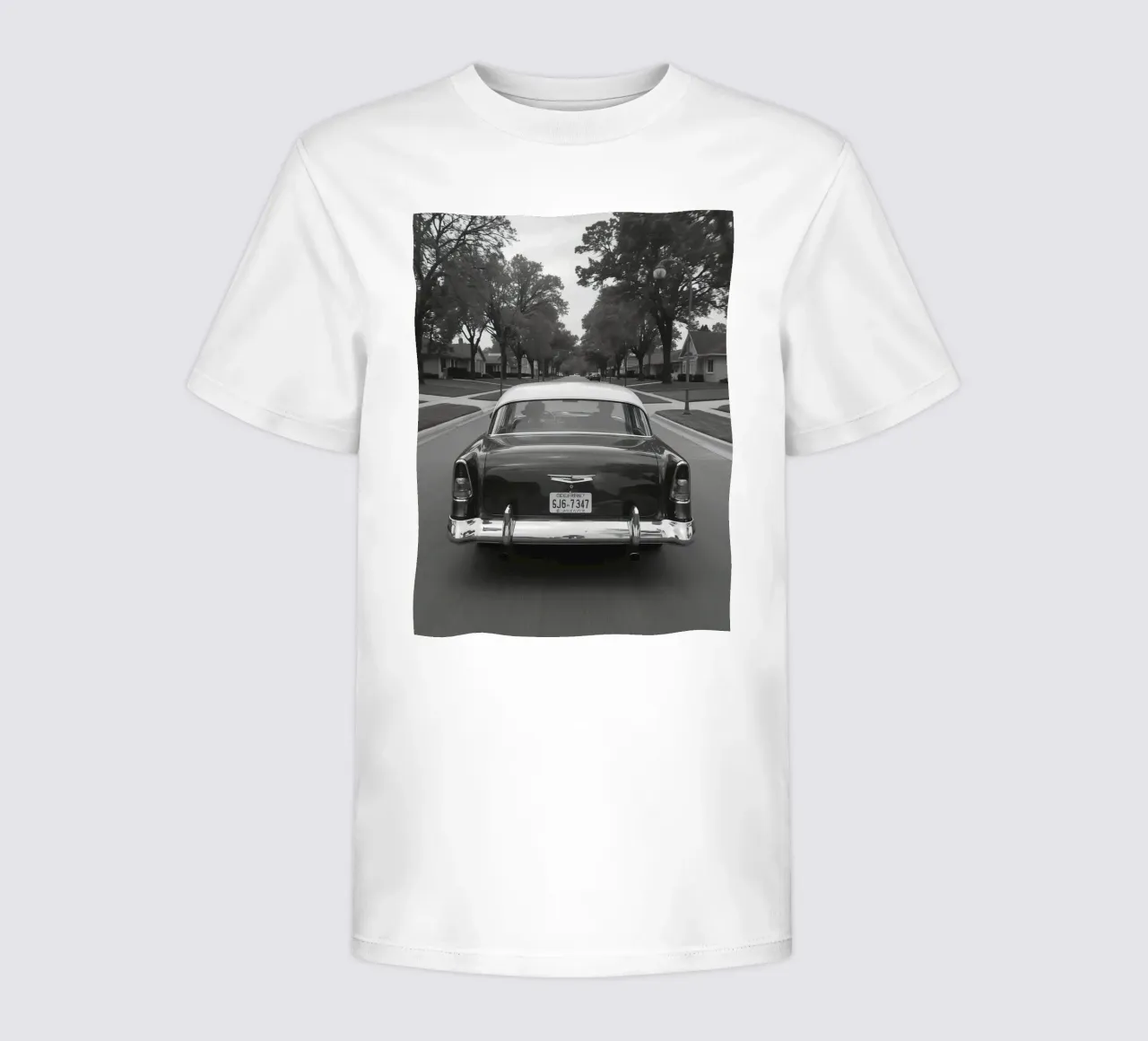 Vista posteriore di un'auto d'epoca su una strada in bianco e nero t-shirt bambini da DesignDoodle