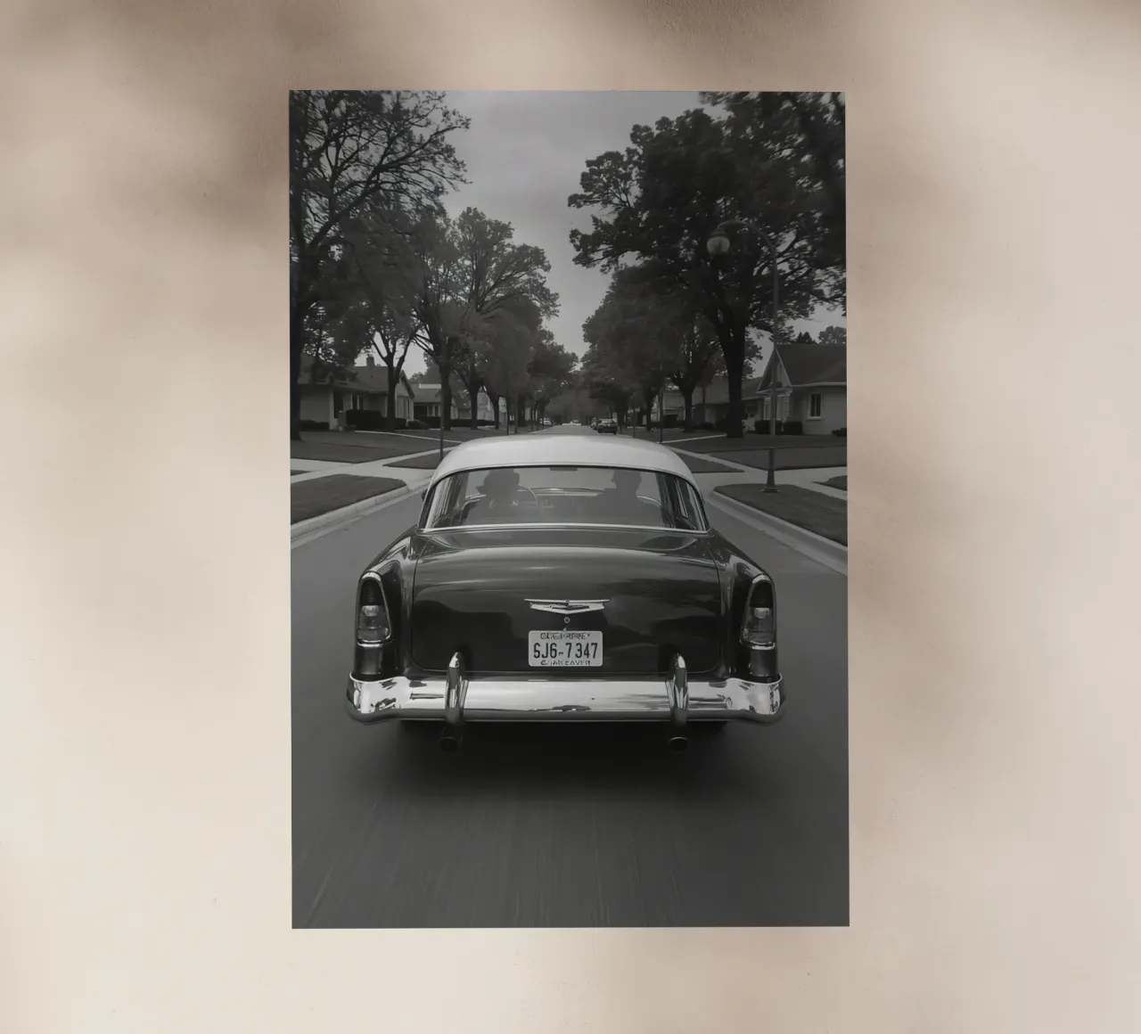 Vista posteriore di un'auto d'epoca su una strada in bianco e nero pellicola backlit da DesignDoodle