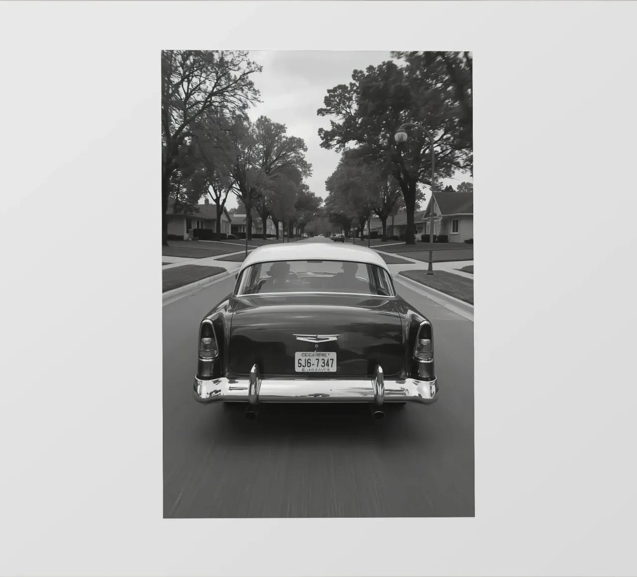 Vista posteriore di un'auto d'epoca su una strada in bianco e nero pellicola backlit da DesignDoodle