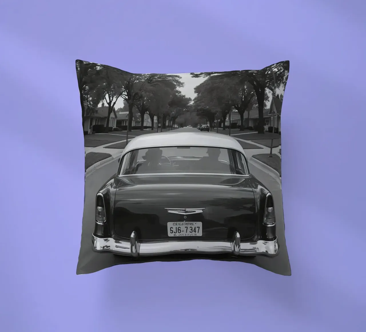 Vista posteriore di un'auto d'epoca su una strada in bianco e nero cuscino da DesignDoodle