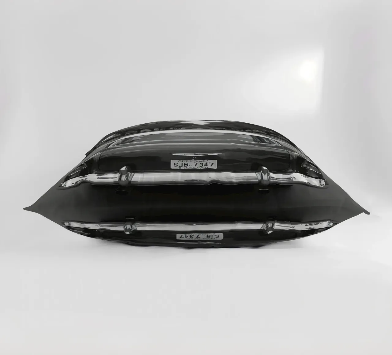 Vista posteriore di un'auto d'epoca su una strada in bianco e nero cuscino da DesignDoodle