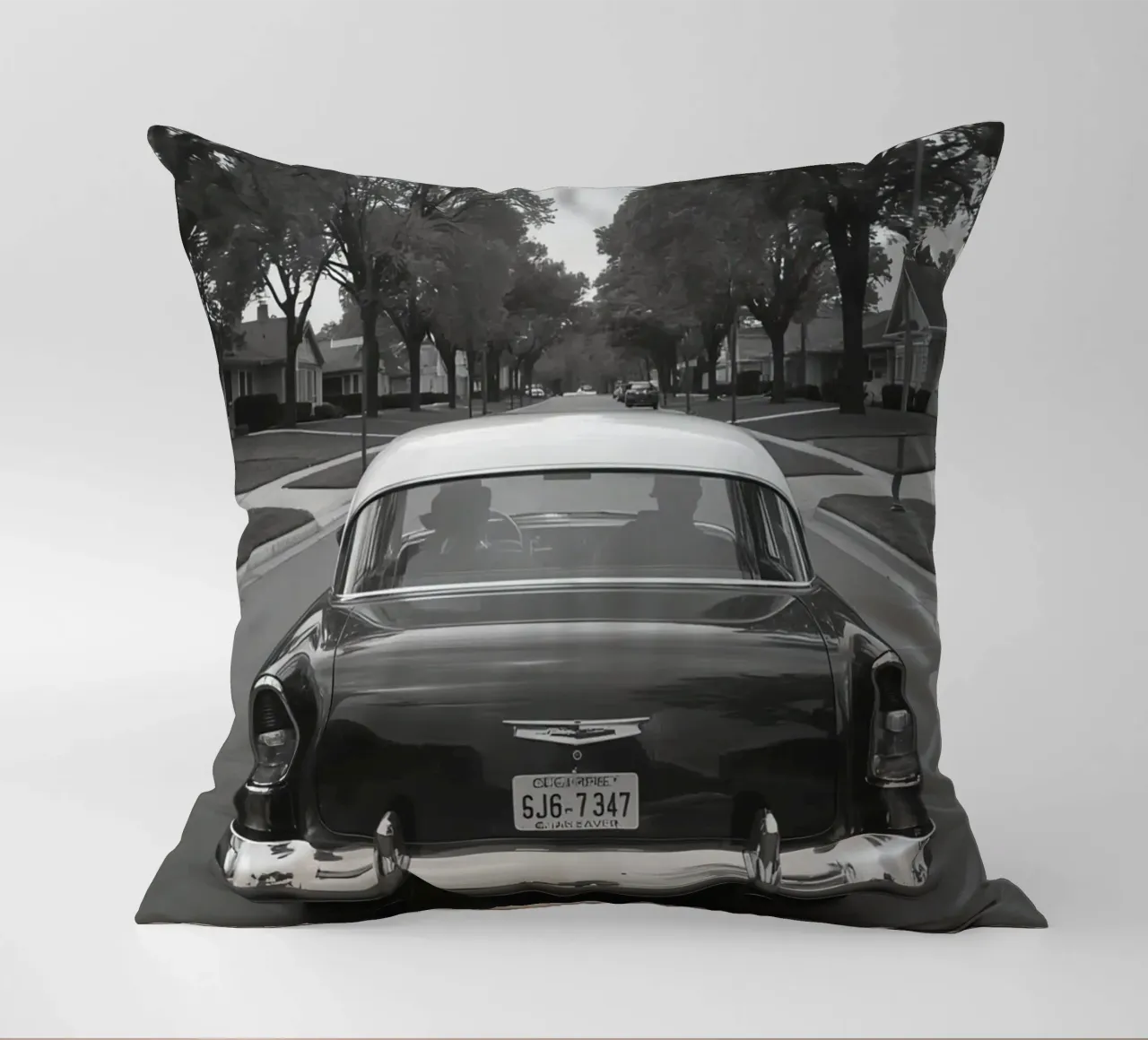 Vista posteriore di un'auto d'epoca su una strada in bianco e nero cuscino da DesignDoodle
