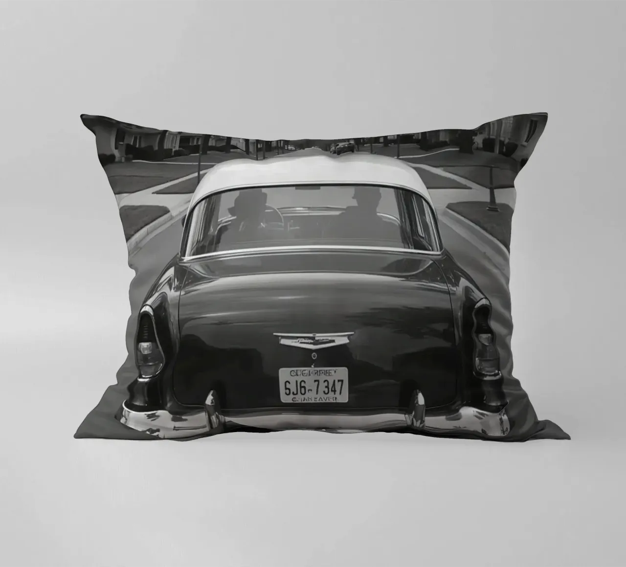 Vista posteriore di un'auto d'epoca su una strada in bianco e nero cuscino da DesignDoodle