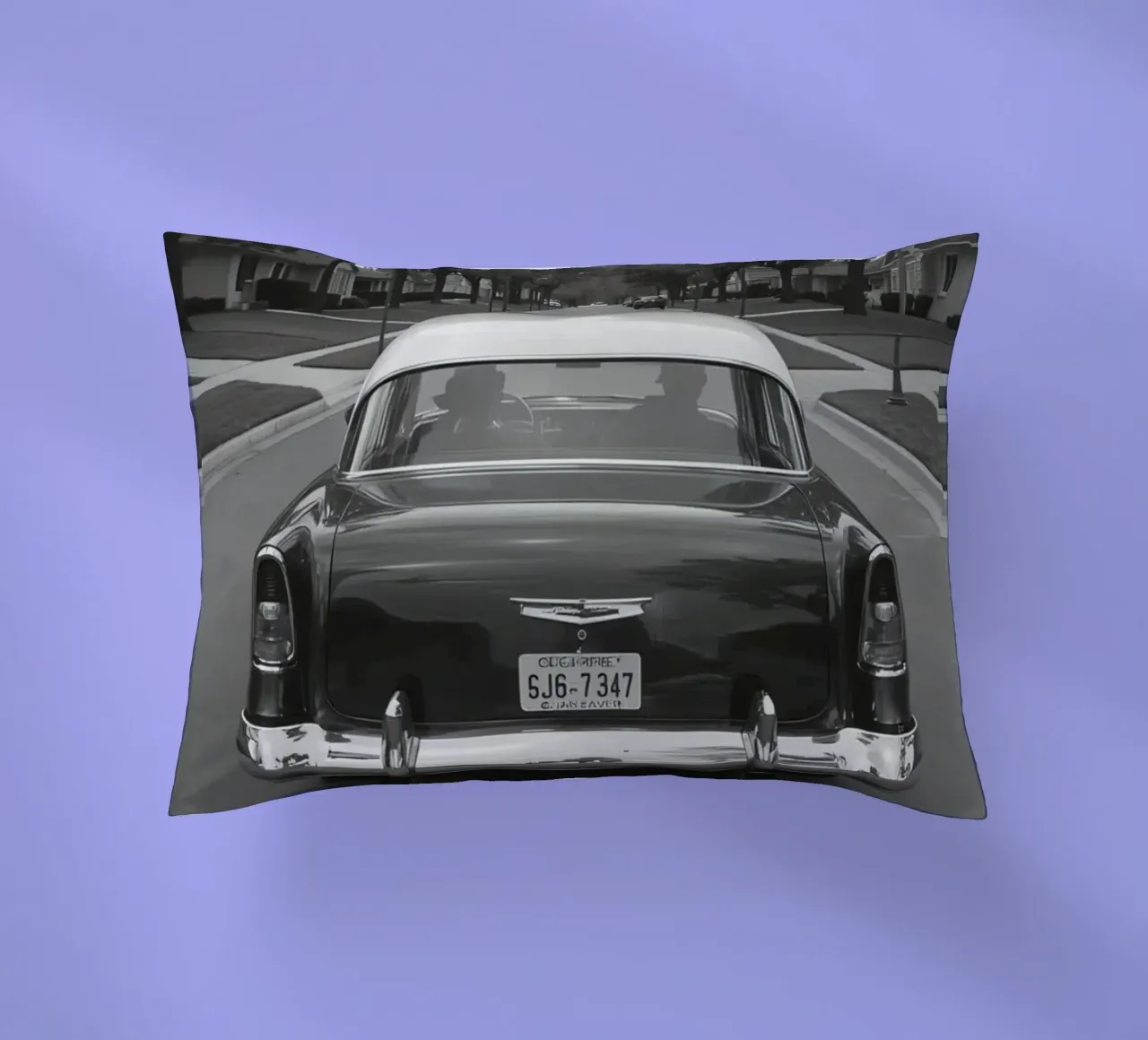 Vista posteriore di un'auto d'epoca su una strada in bianco e nero cuscino da DesignDoodle