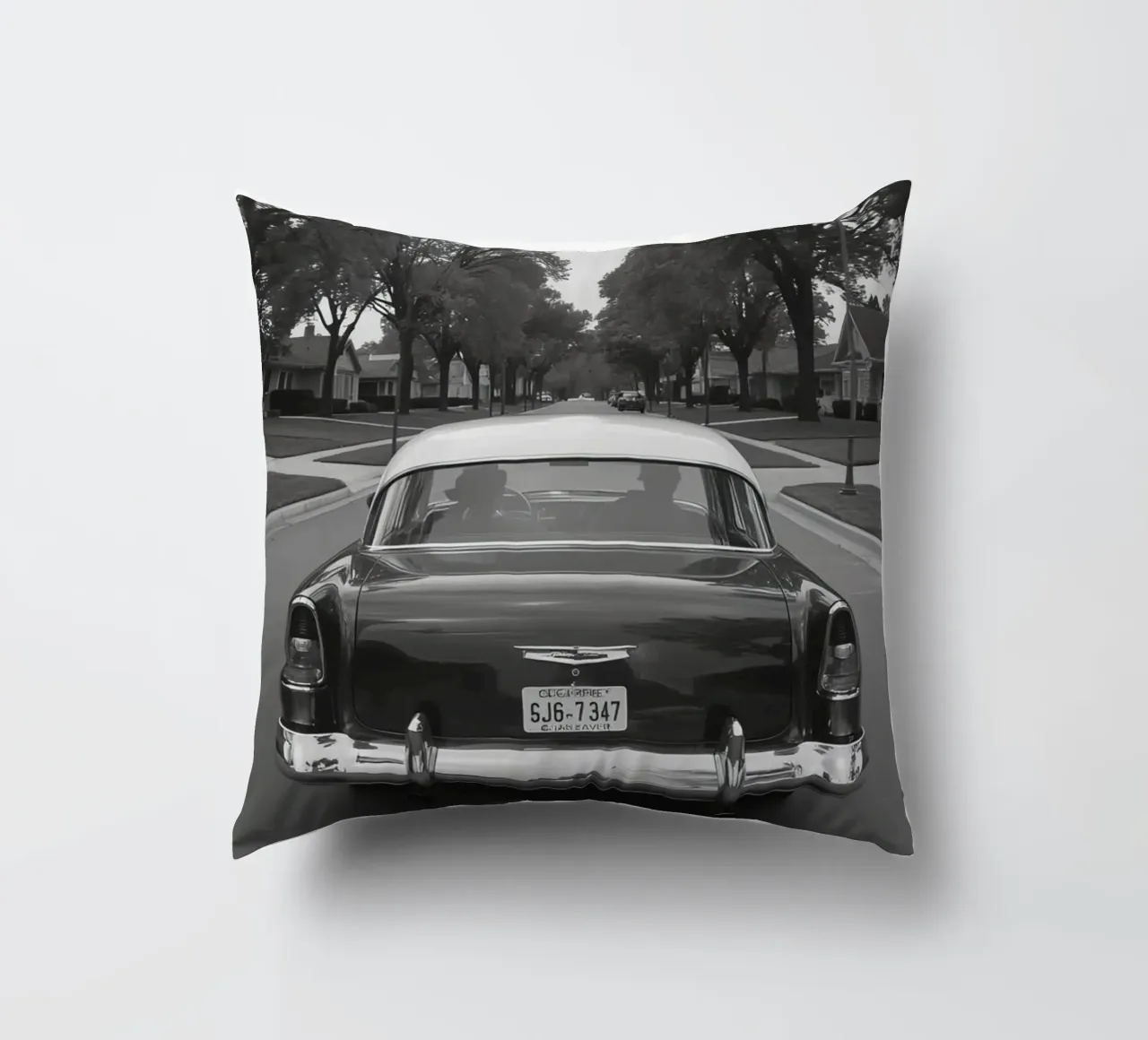 Vista posteriore di un'auto d'epoca su una strada in bianco e nero cuscino da DesignDoodle