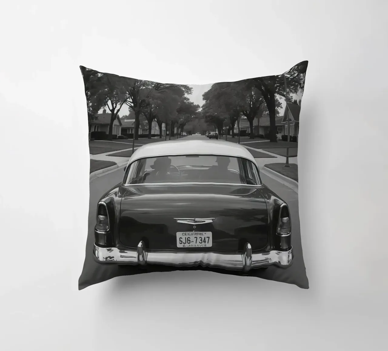 Vista posteriore di un'auto d'epoca su una strada in bianco e nero cuscino da DesignDoodle