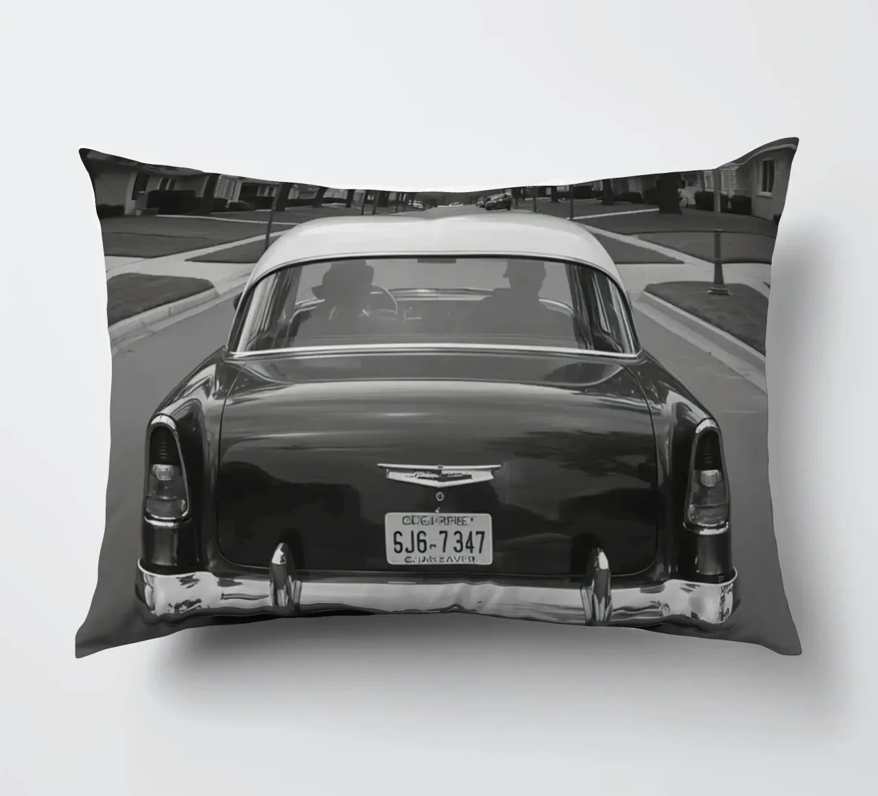 Vista posteriore di un'auto d'epoca su una strada in bianco e nero cuscino da DesignDoodle