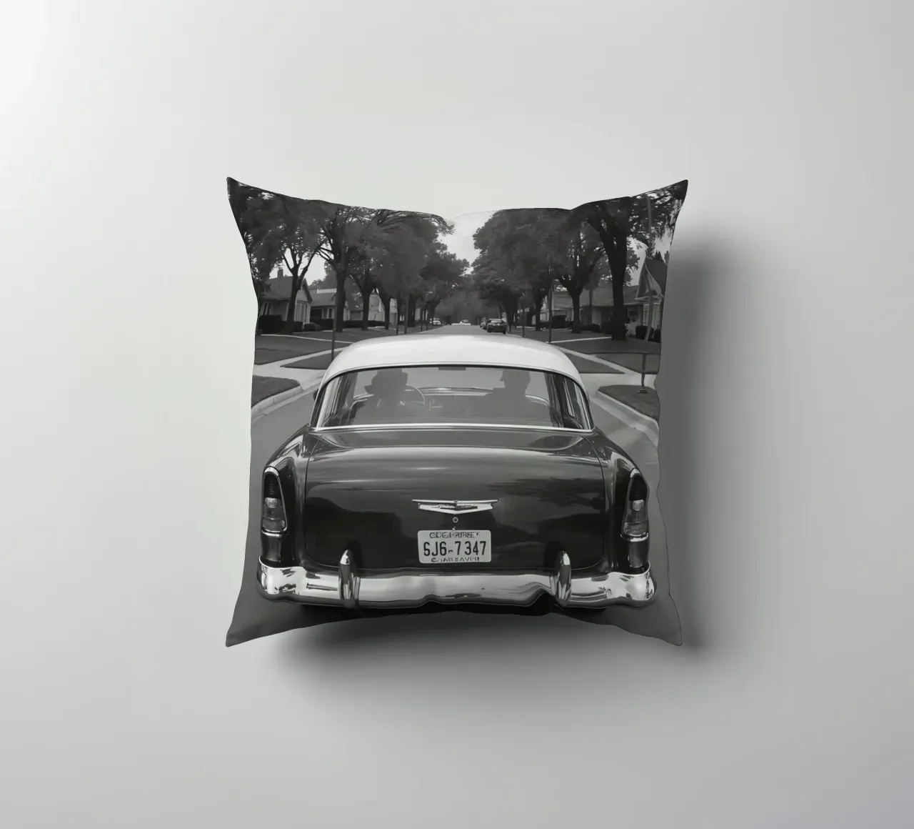 Vista posteriore di un'auto d'epoca su una strada in bianco e nero cuscino da DesignDoodle