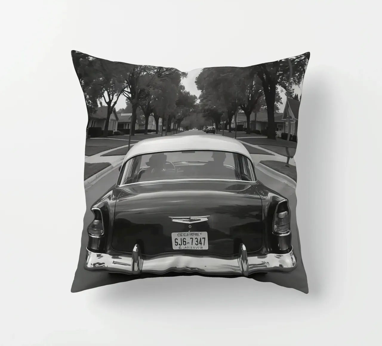 Vista posteriore di un'auto d'epoca su una strada in bianco e nero cuscino da DesignDoodle