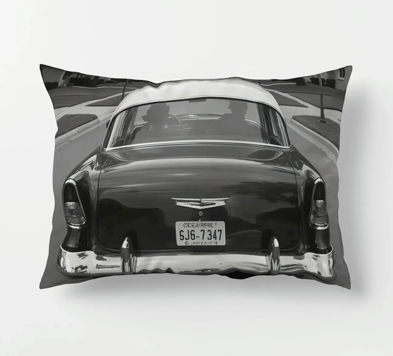Vista posteriore di un'auto d'epoca su una strada in bianco e nero cuscino da DesignDoodle