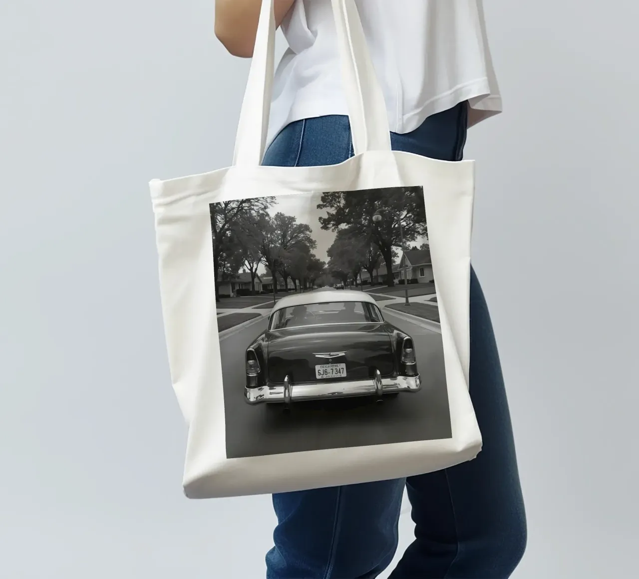 Vista posteriore di un'auto d'epoca su una strada in bianco e nero borsa in juta da DesignDoodle
