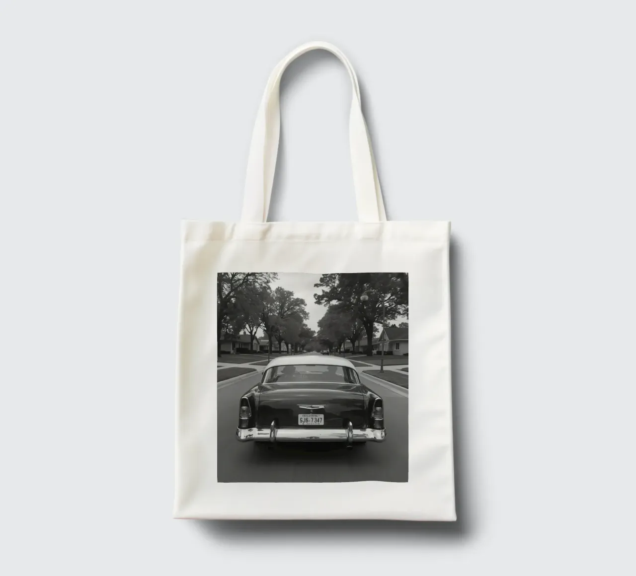 Vista posteriore di un'auto d'epoca su una strada in bianco e nero borsa in juta da DesignDoodle