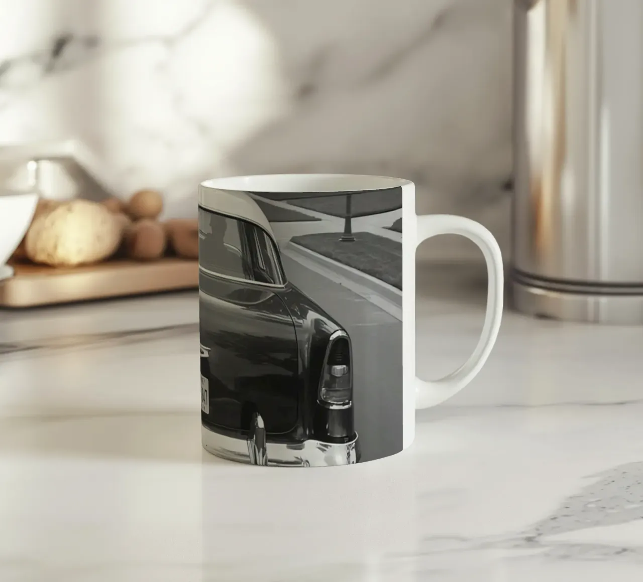 Vista posteriore di un'auto d'epoca su una strada in bianco e nero tazza in ceramica da DesignDoodle