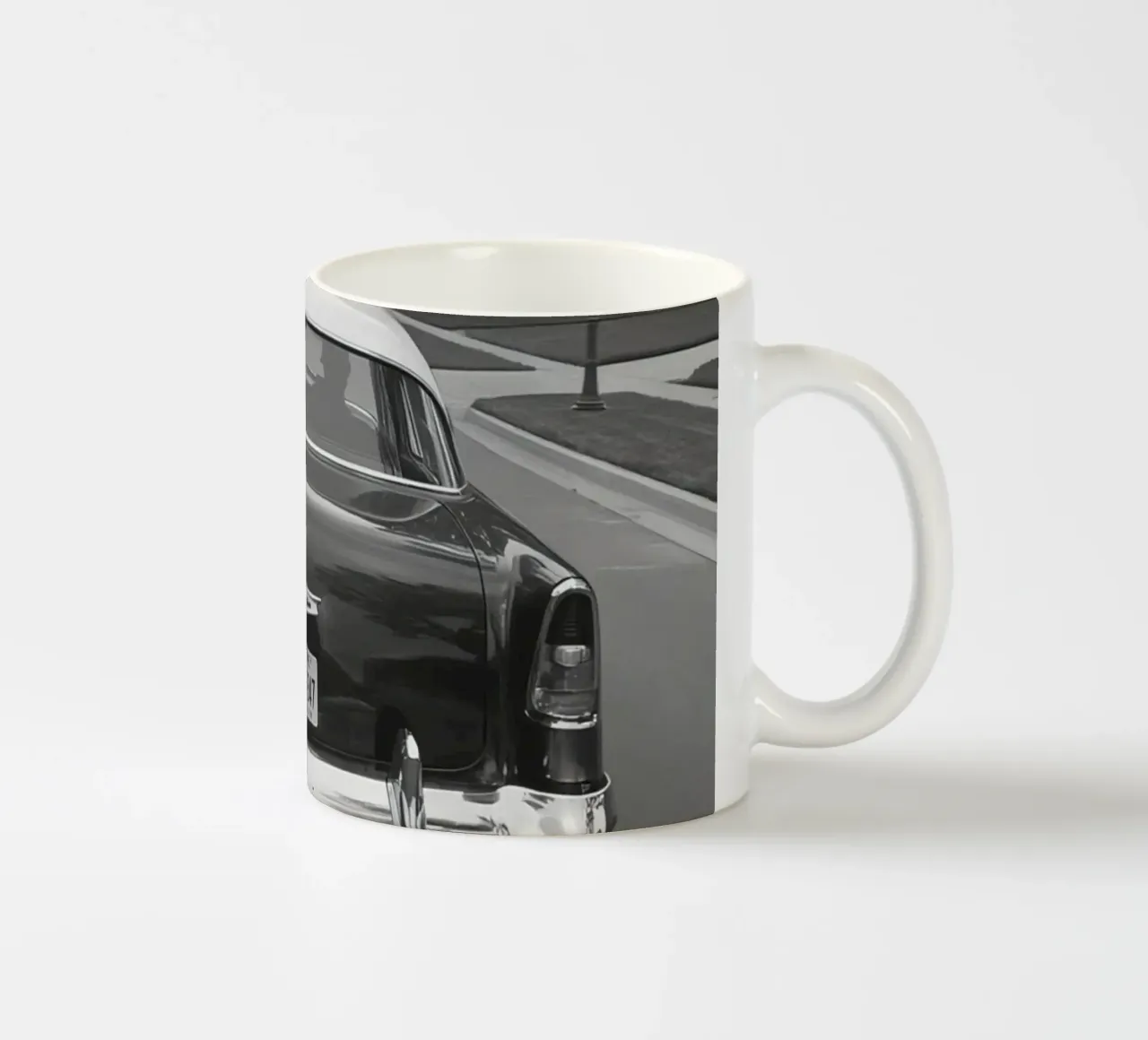 Vista posteriore di un'auto d'epoca su una strada in bianco e nero tazza in ceramica da DesignDoodle
