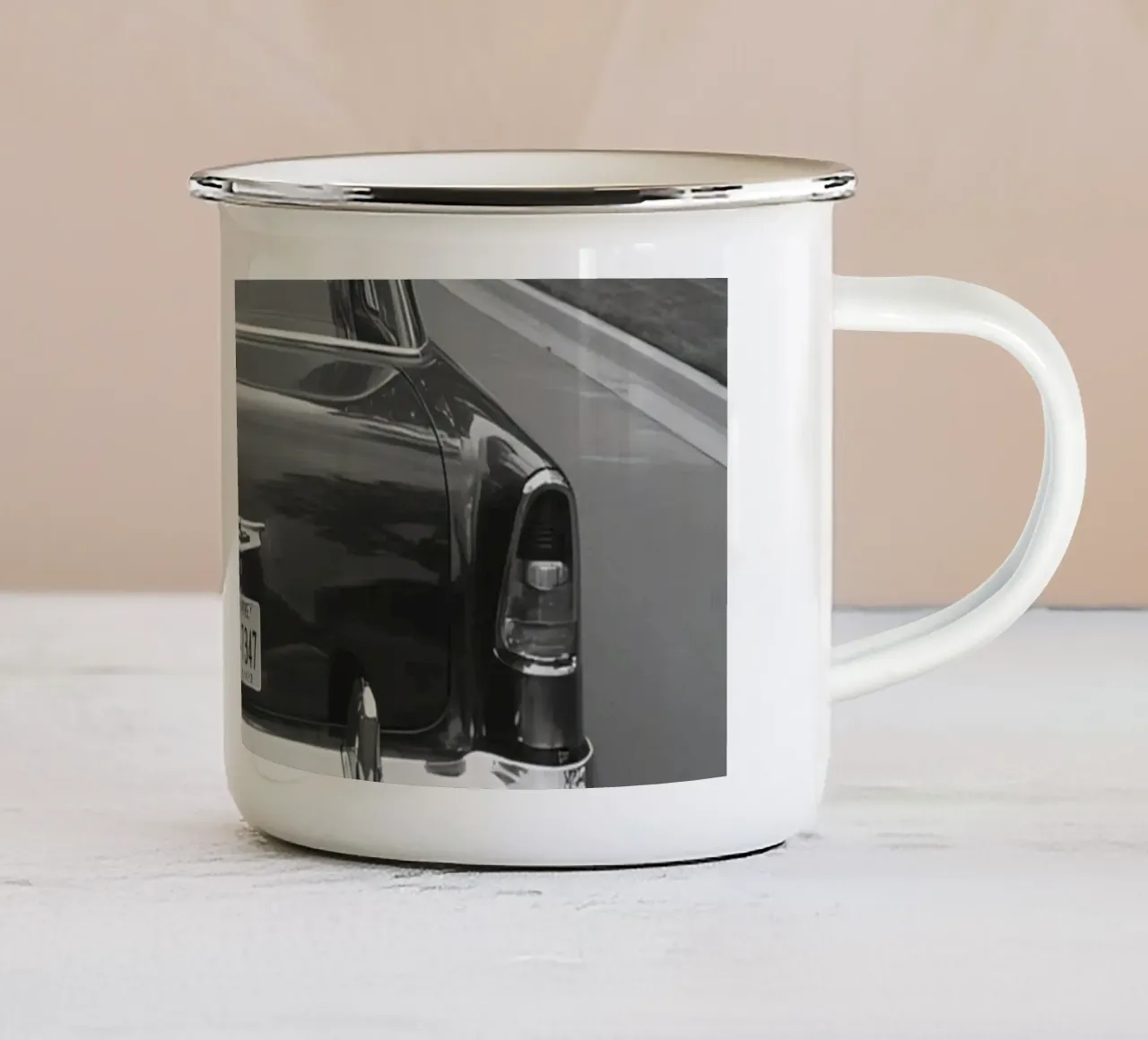 Vista posteriore di un'auto d'epoca su una strada in bianco e nero tazza in smalto da DesignDoodle