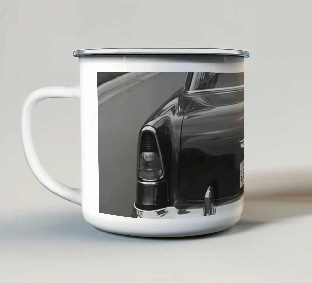 Vista posteriore di un'auto d'epoca su una strada in bianco e nero tazza in smalto da DesignDoodle
