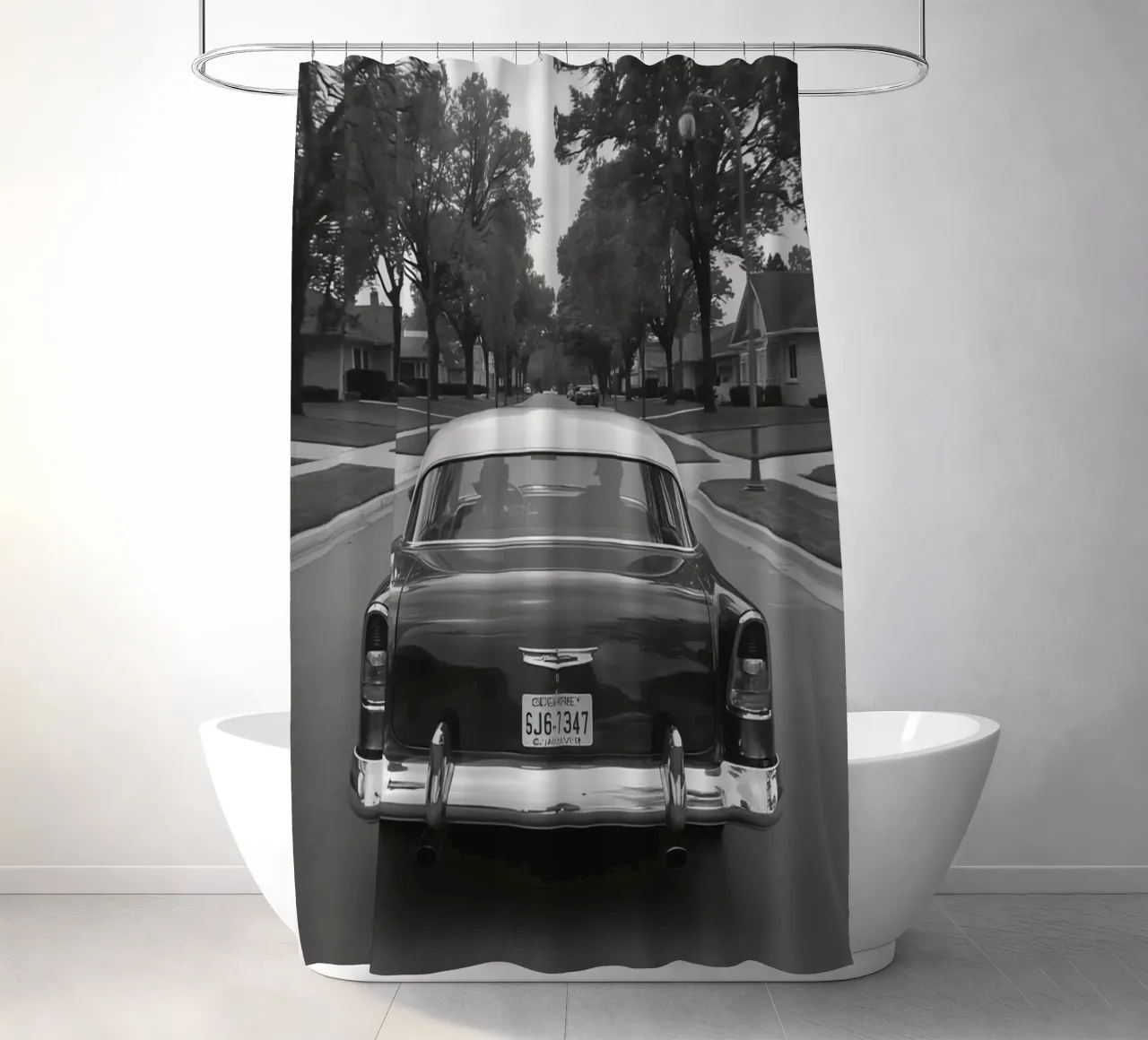 Vista posteriore di un'auto d'epoca su una strada in bianco e nero tenda da doccia da DesignDoodle