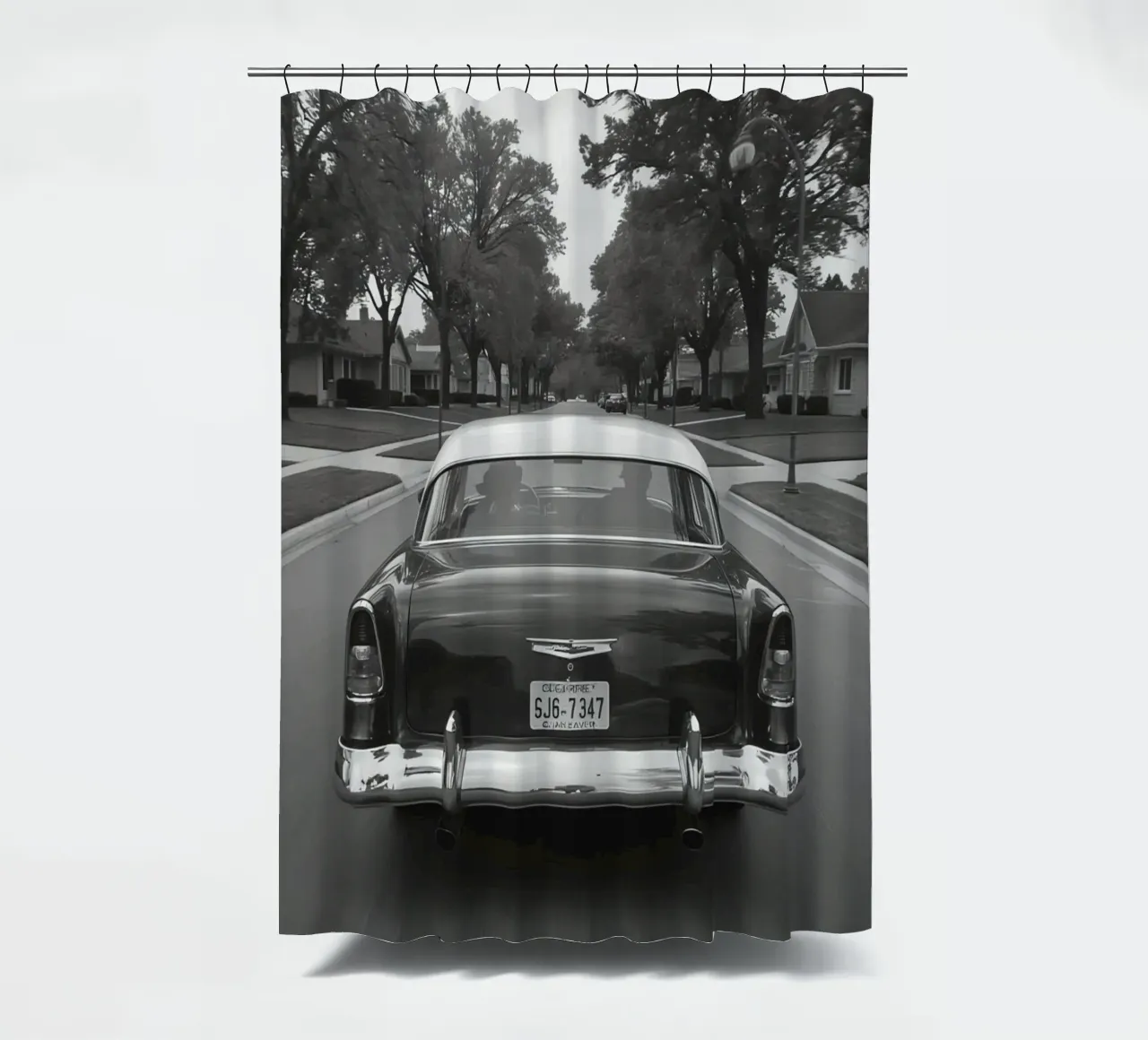 Vista posteriore di un'auto d'epoca su una strada in bianco e nero tenda da doccia da DesignDoodle