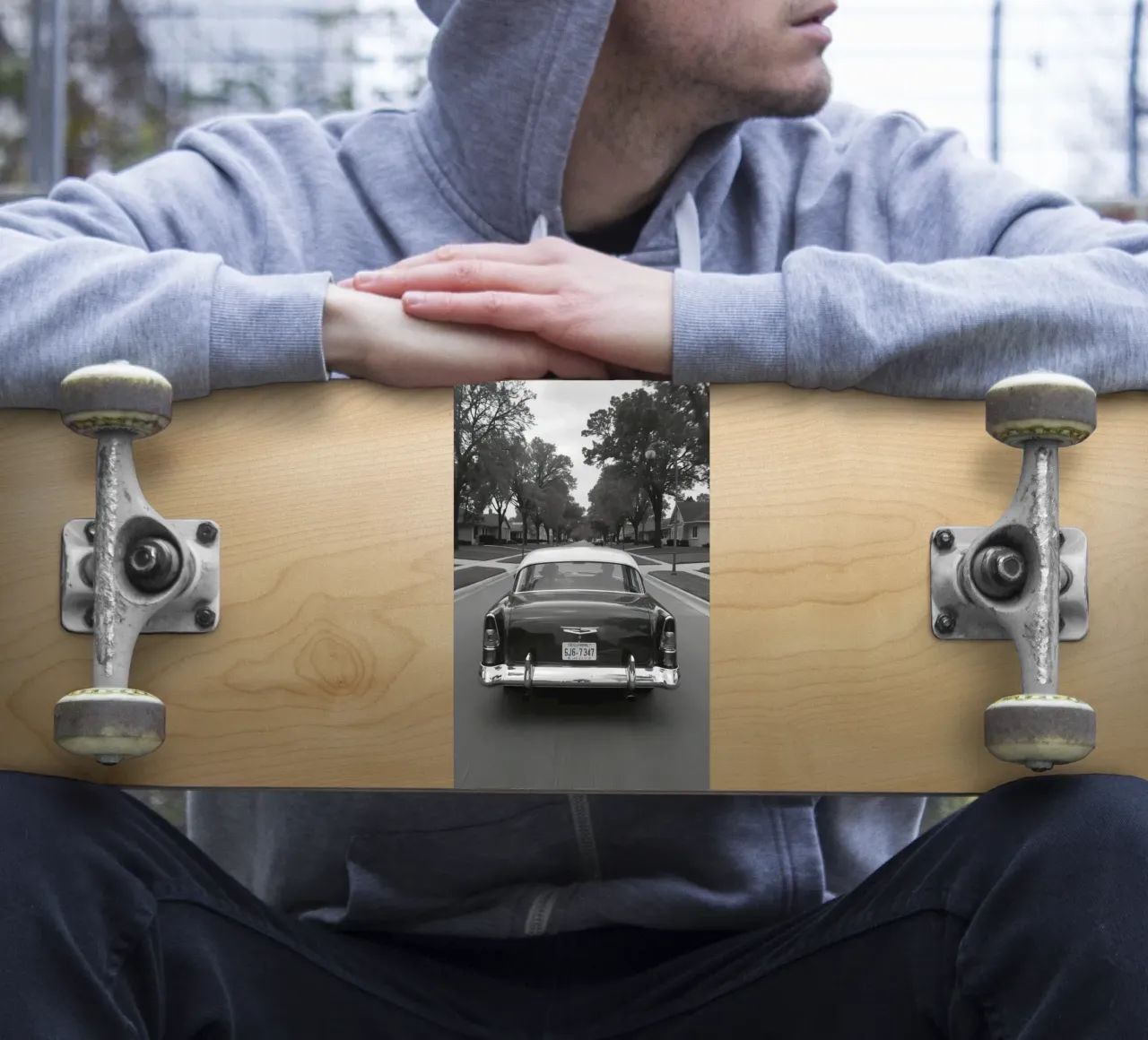 Vue arrière d'une voiture classique dans une rue en noir et blanc autocollant de DesignDoodle