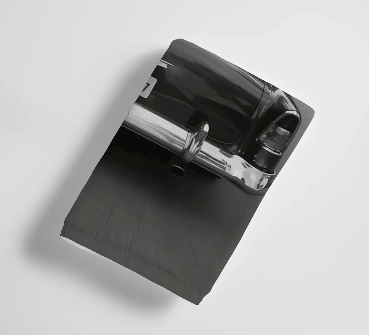 Vue arrière d'une voiture classique dans une rue en noir et blanc serviette de bain de DesignDoodle