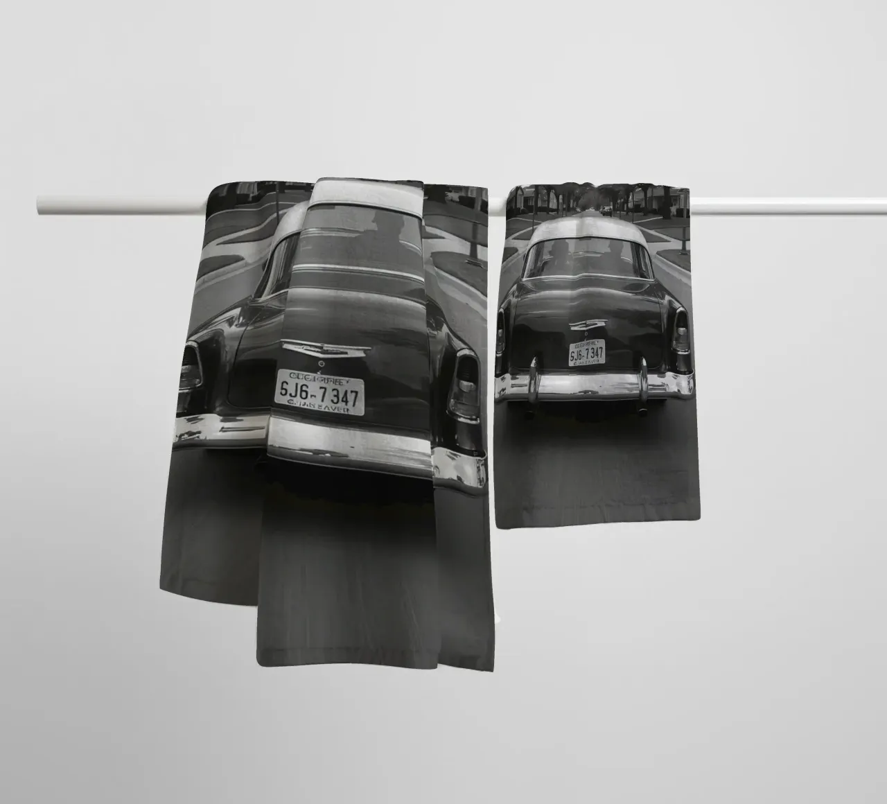 Vue arrière d'une voiture classique dans une rue en noir et blanc serviette de bain de DesignDoodle