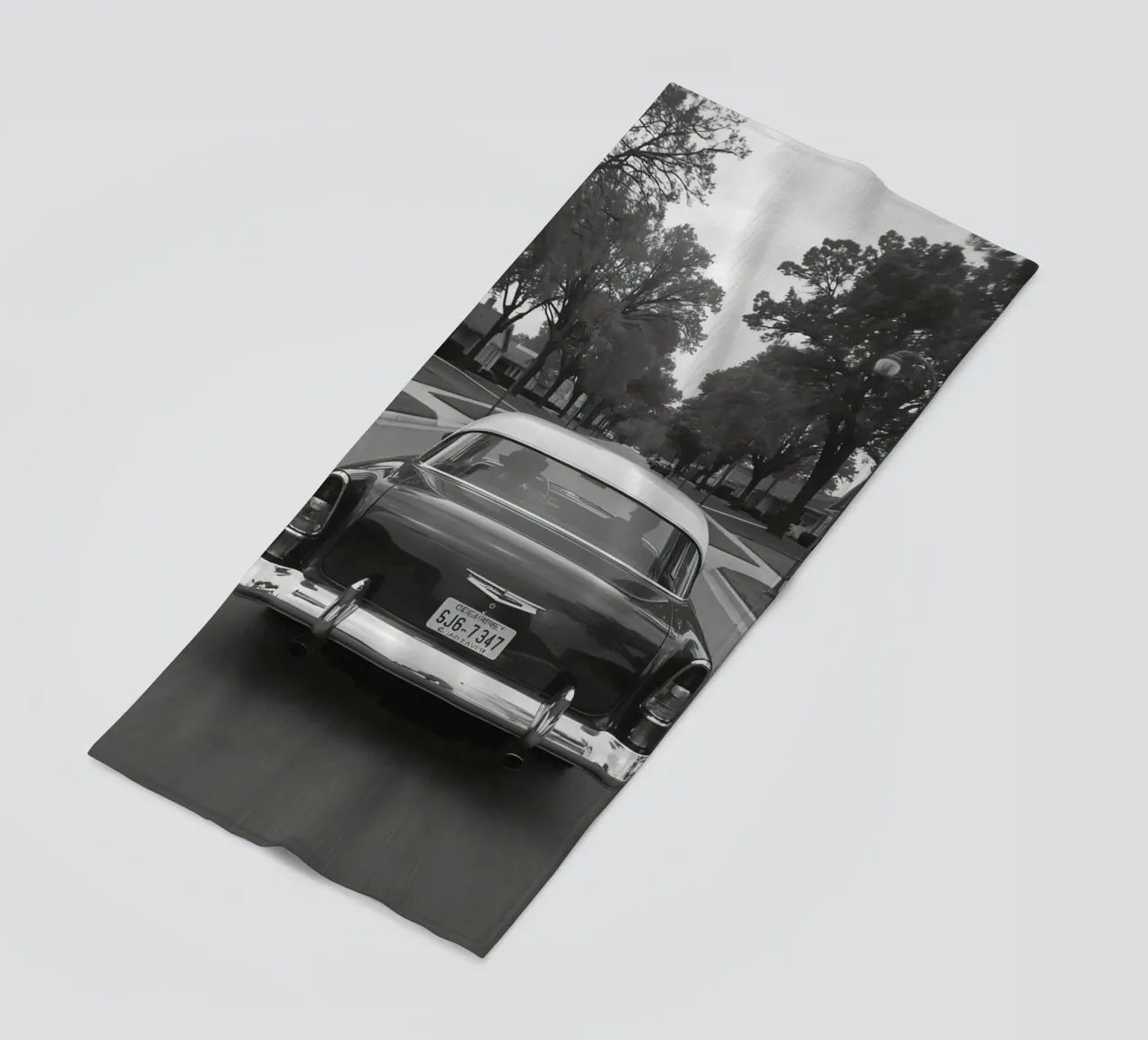 Vista posteriore di un'auto d'epoca su una strada in bianco e nero telo mare da DesignDoodle