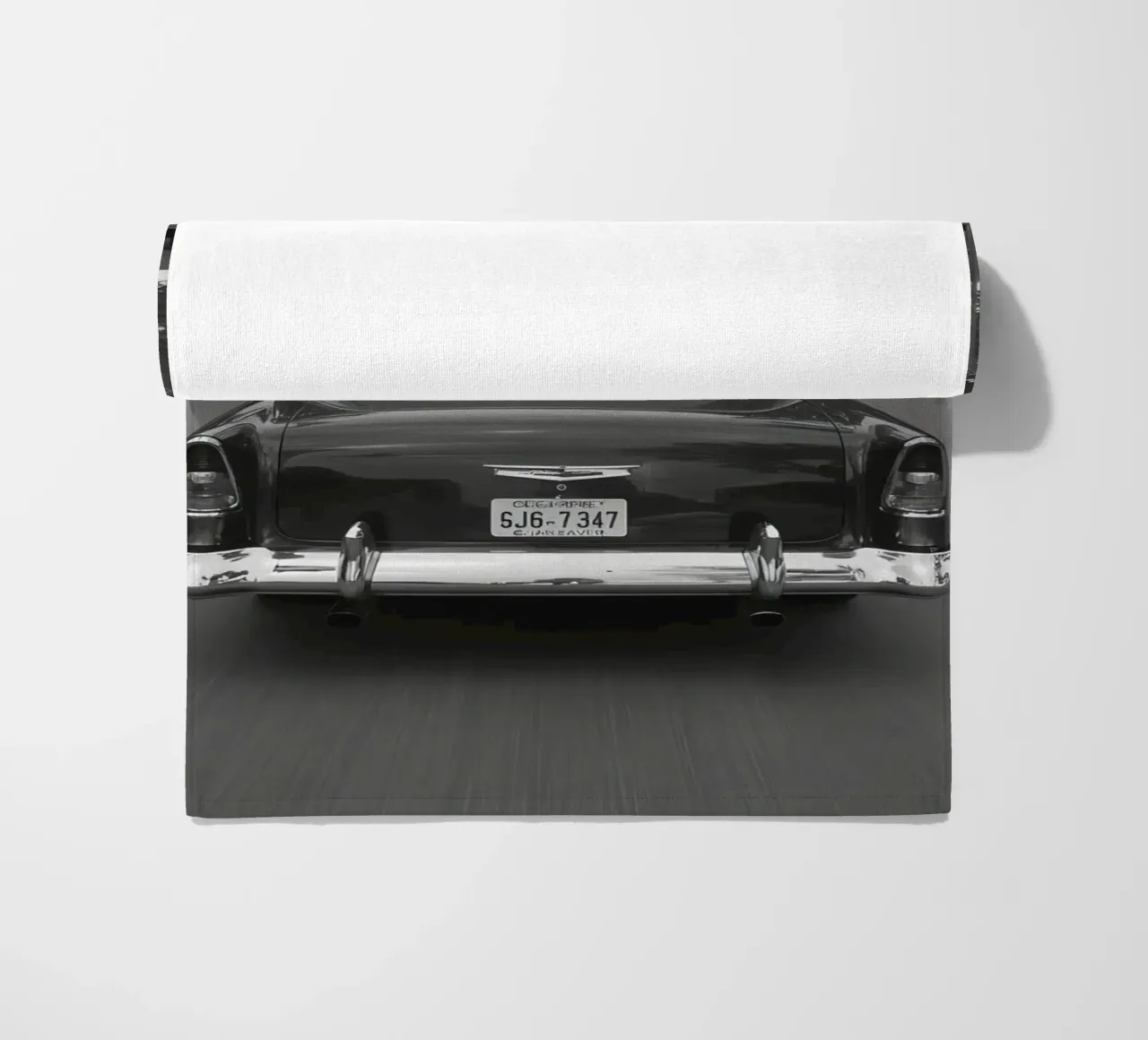 Vista posteriore di un'auto d'epoca su una strada in bianco e nero telo mare da DesignDoodle