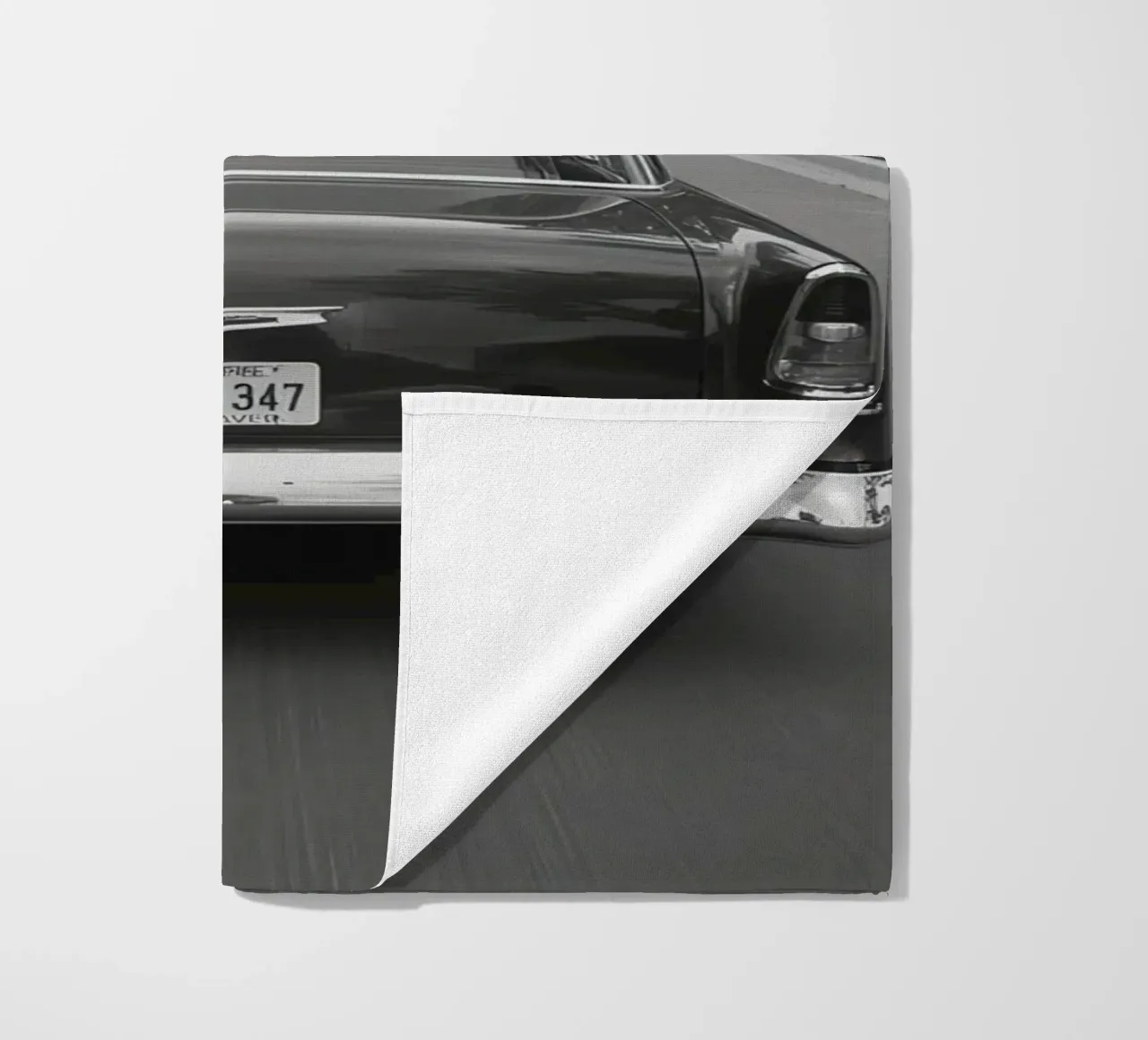 Vista posteriore di un'auto d'epoca su una strada in bianco e nero telo mare da DesignDoodle