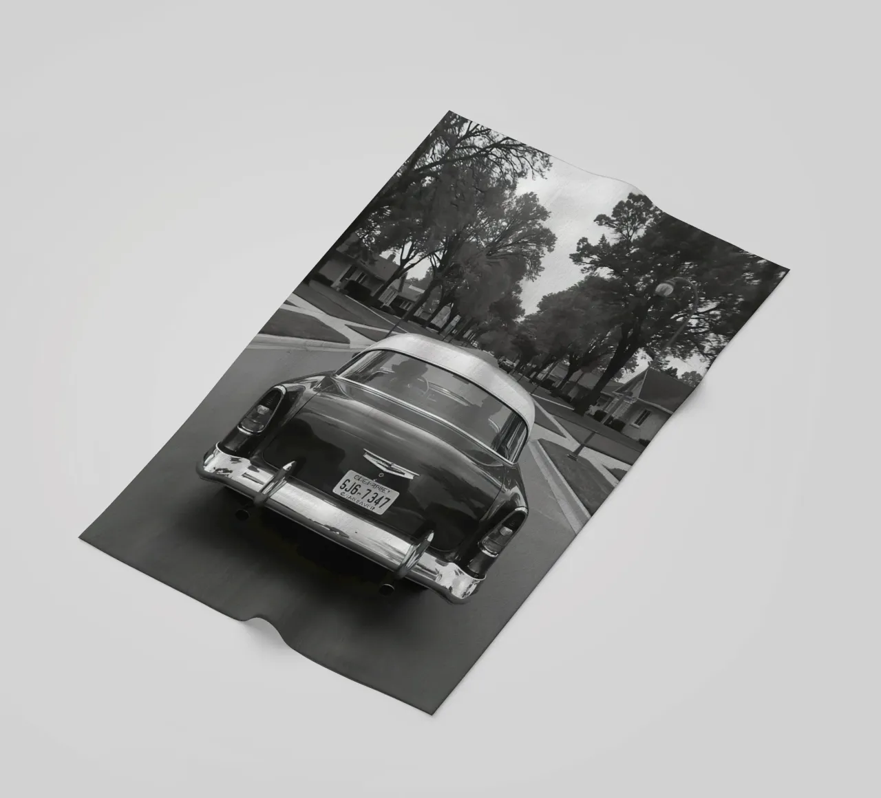 Vista posteriore di un'auto d'epoca su una strada in bianco e nero telo mare da DesignDoodle