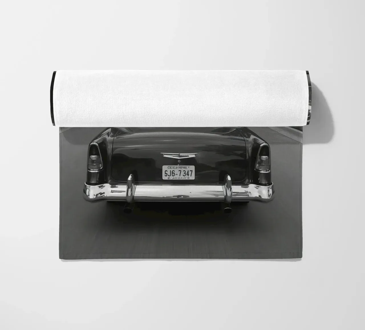 Vista posteriore di un'auto d'epoca su una strada in bianco e nero telo mare da DesignDoodle