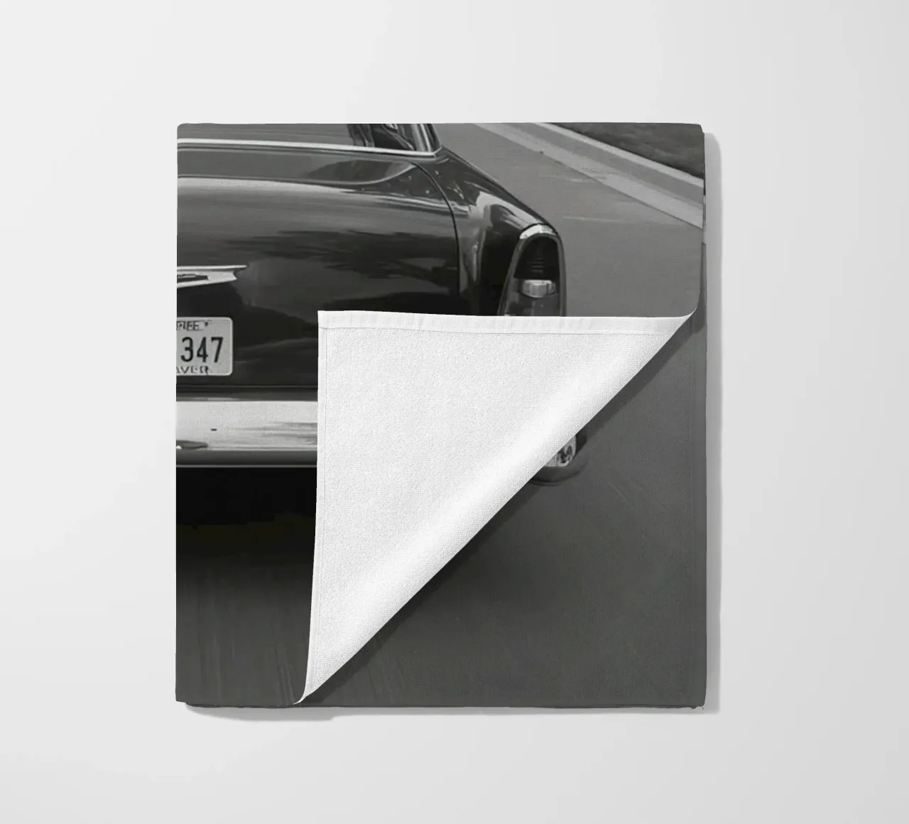 Vista posteriore di un'auto d'epoca su una strada in bianco e nero telo mare da DesignDoodle