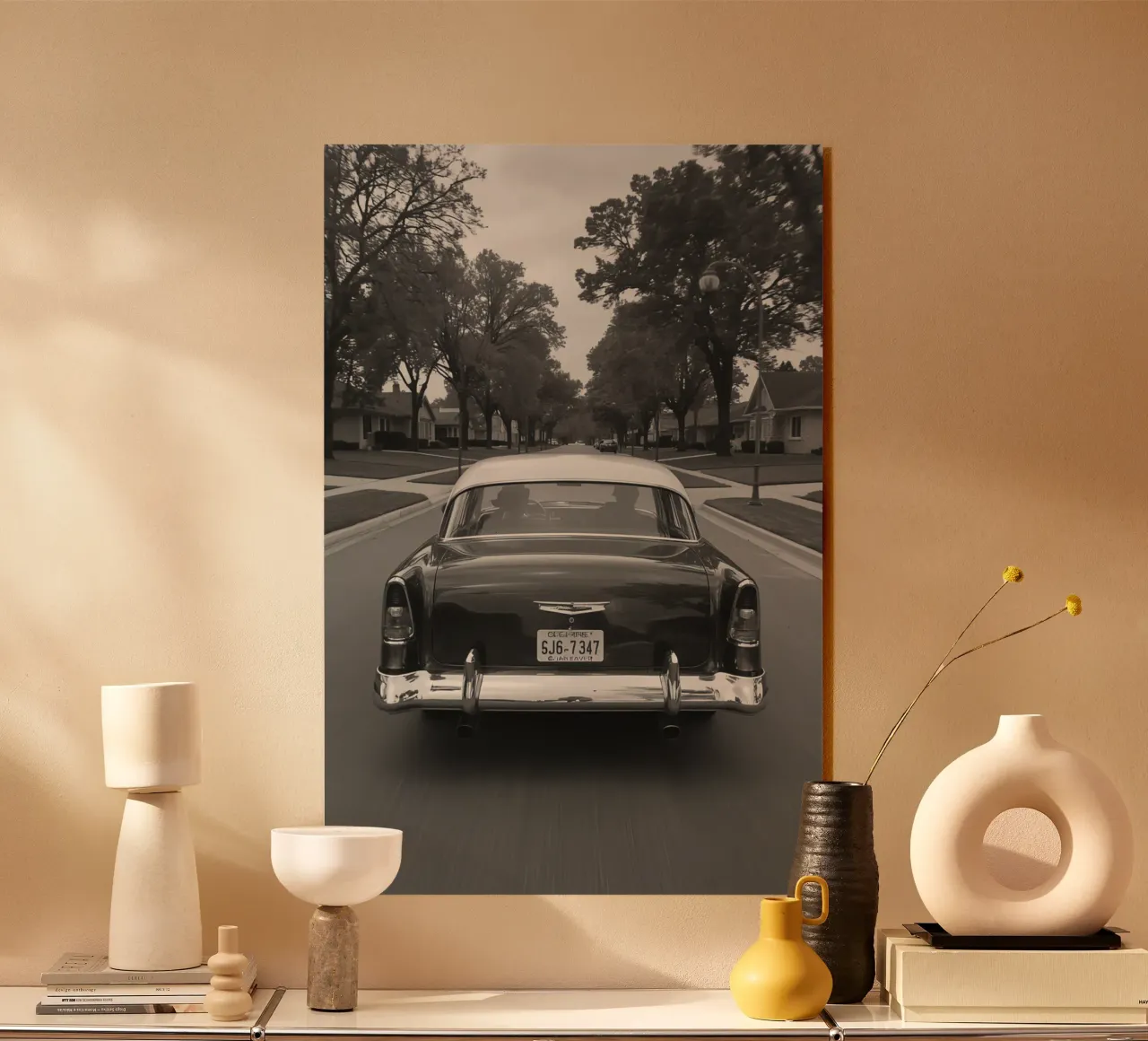 Vista posteriore di un'auto d'epoca su una strada in bianco e nero plexiglass da DesignDoodle