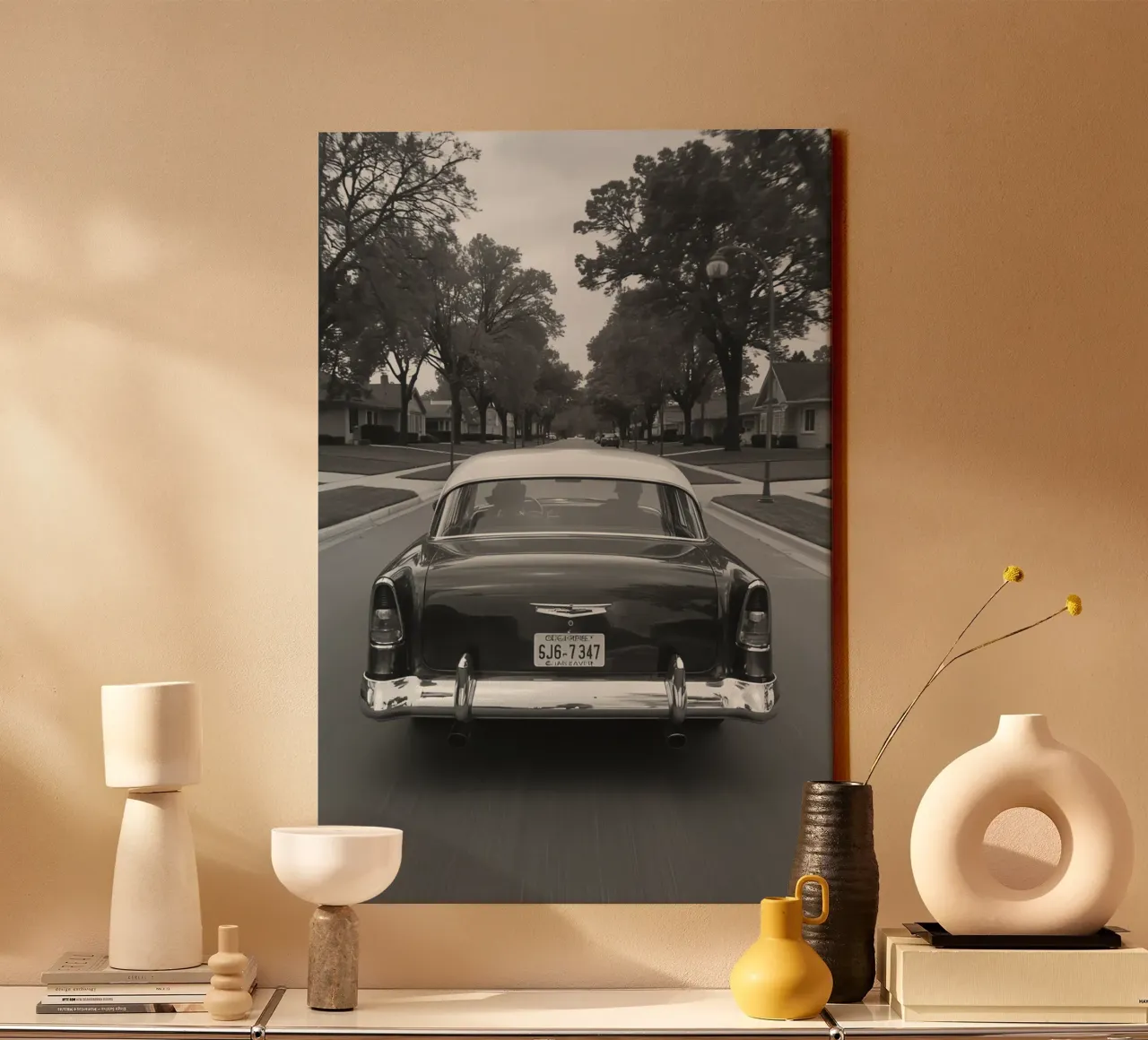 Vista posteriore di un'auto d'epoca su una strada in bianco e nero tela con Cornice a cassetta da DesignDoodle