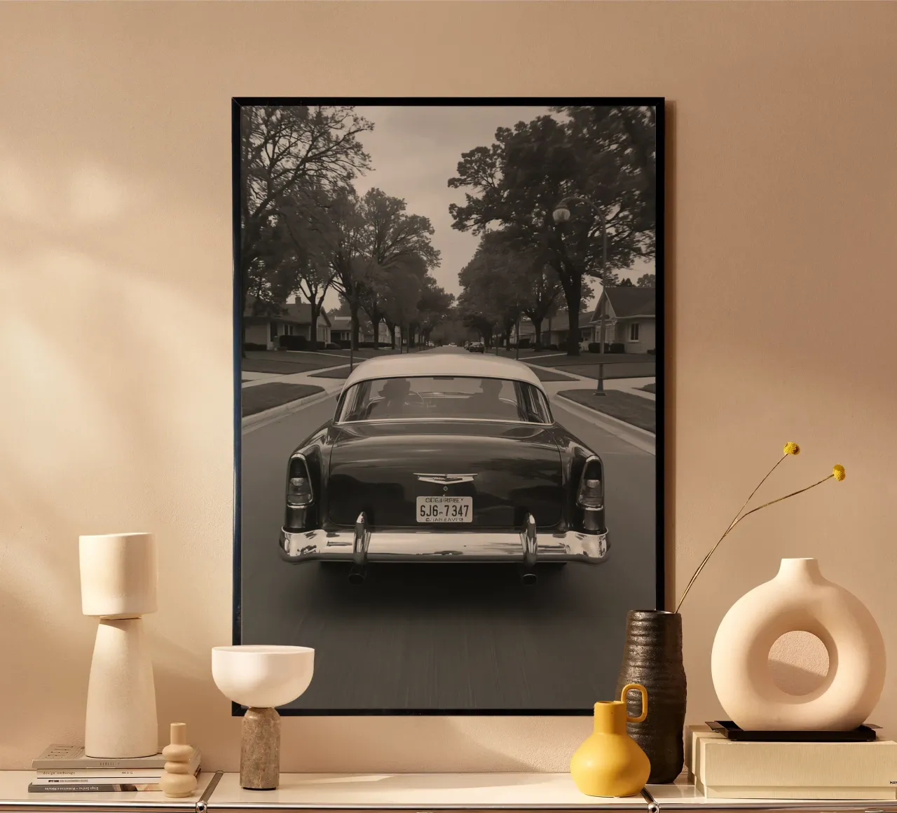 Vue arrière d'une voiture classique dans une rue en noir et blanc poster avec cadre en plastique de DesignDoodle