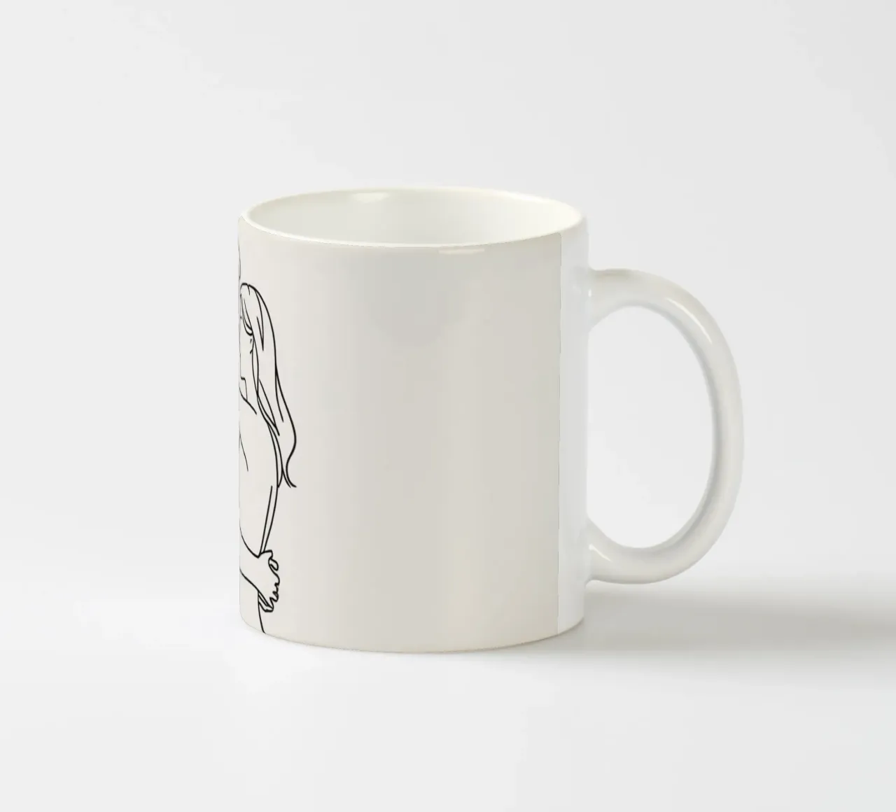 Line art di coppia nuda abbracciata tazza in ceramica da DesignDoodle