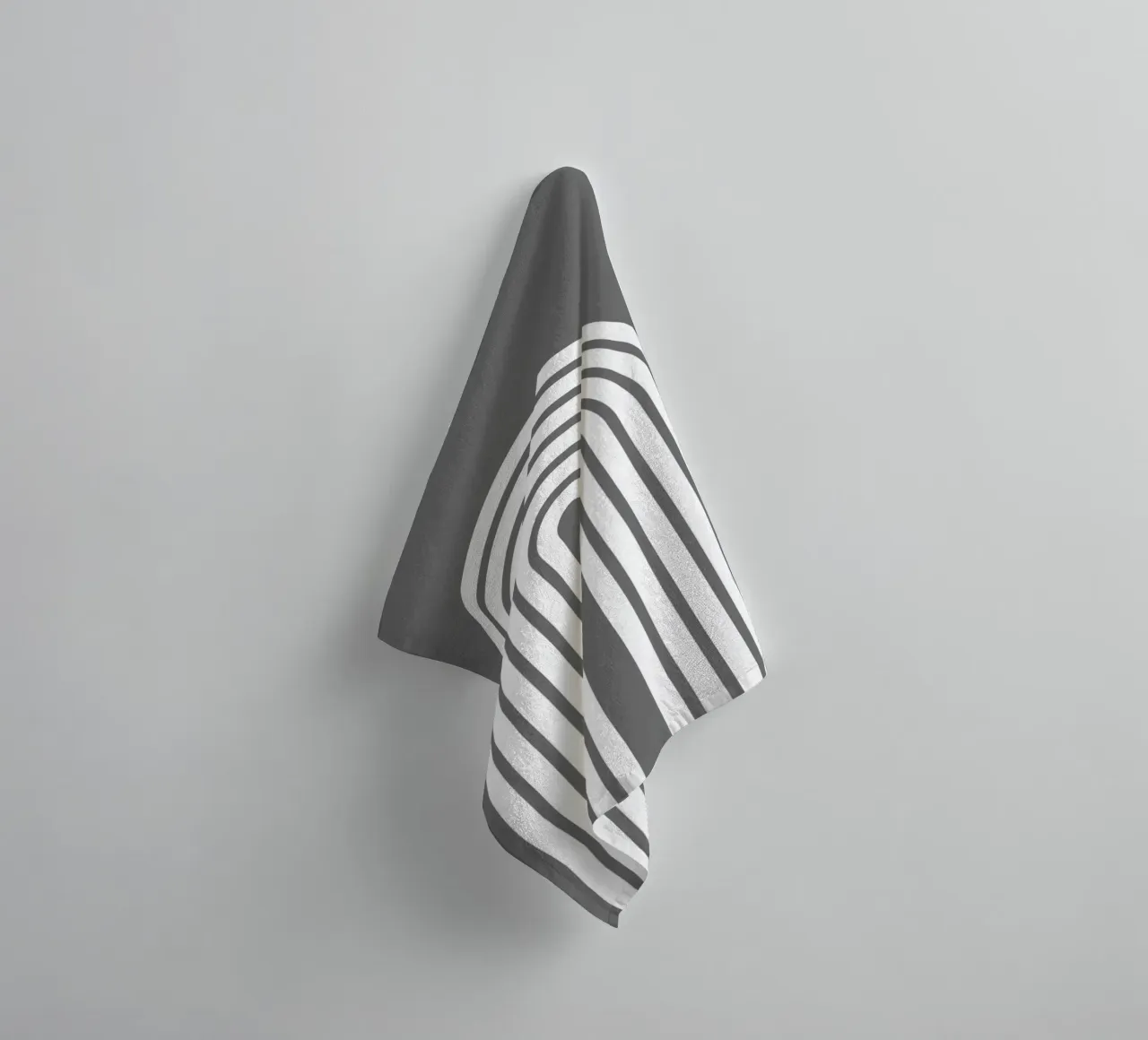 Arco geometrico minimale in grassetto bianco su grigio scuro asciugamano da bagno da Beauty in Simplicity