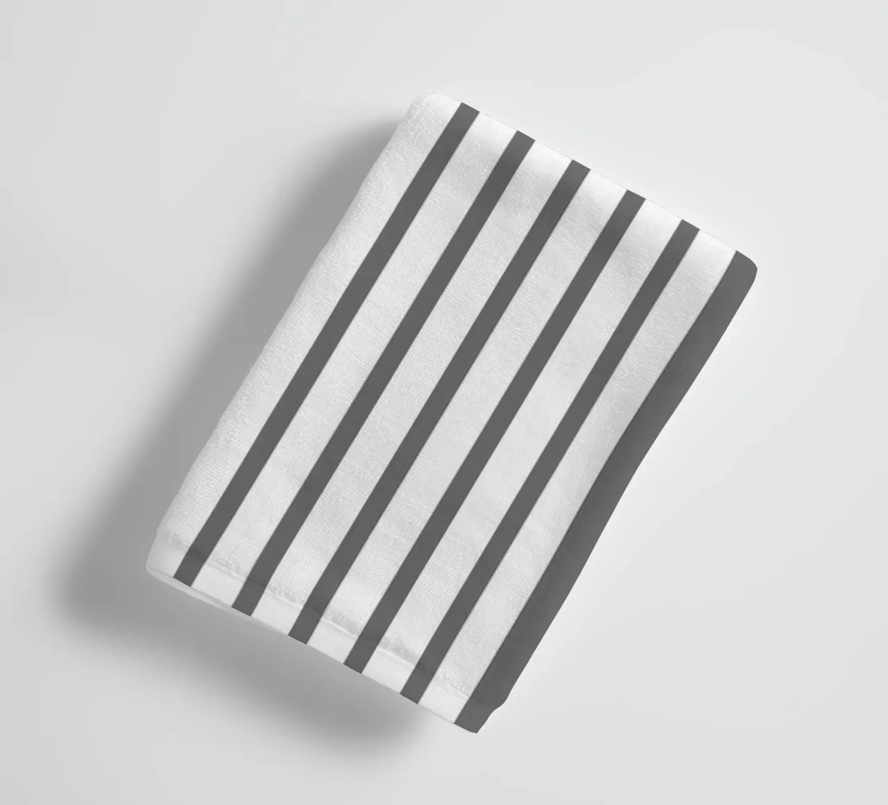 Arco geometrico minimale in grassetto bianco su grigio scuro asciugamano da bagno da Beauty in Simplicity