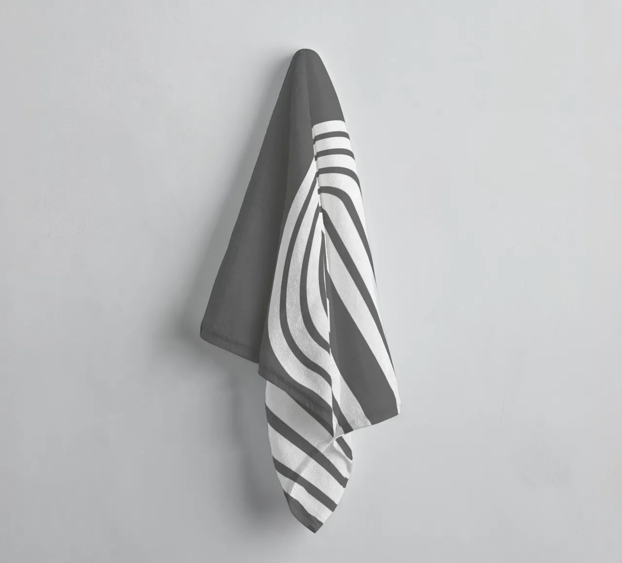 Arco geometrico minimale in grassetto bianco su grigio scuro asciugamano da bagno da Beauty in Simplicity
