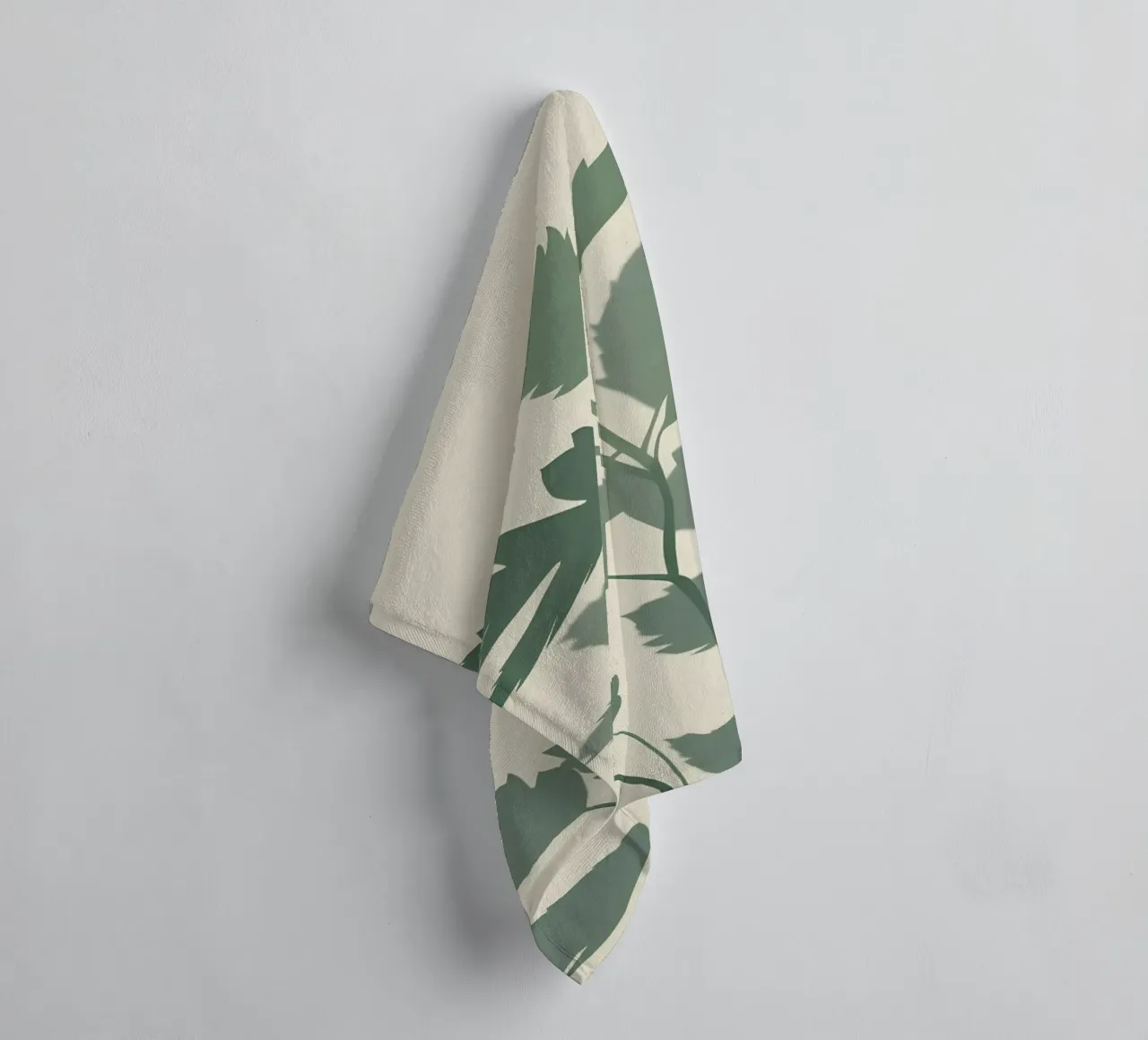 Botanische schaduwen badhanddoek van Botanical Gallery